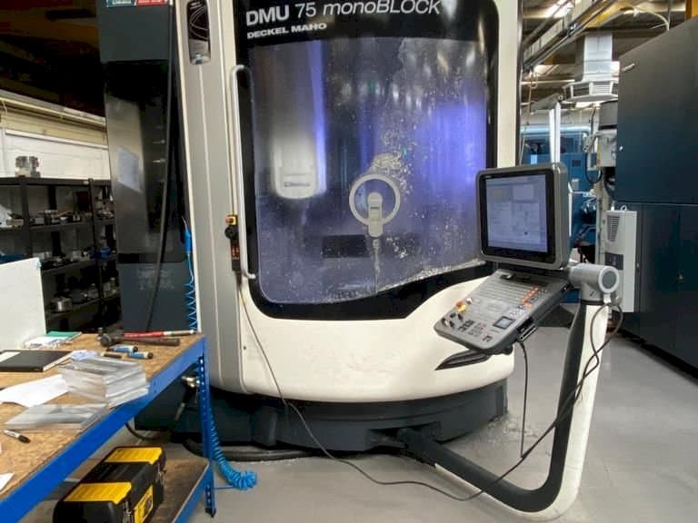 Vista frontale della macchina DMG MORI DMU75 monoBLOCK