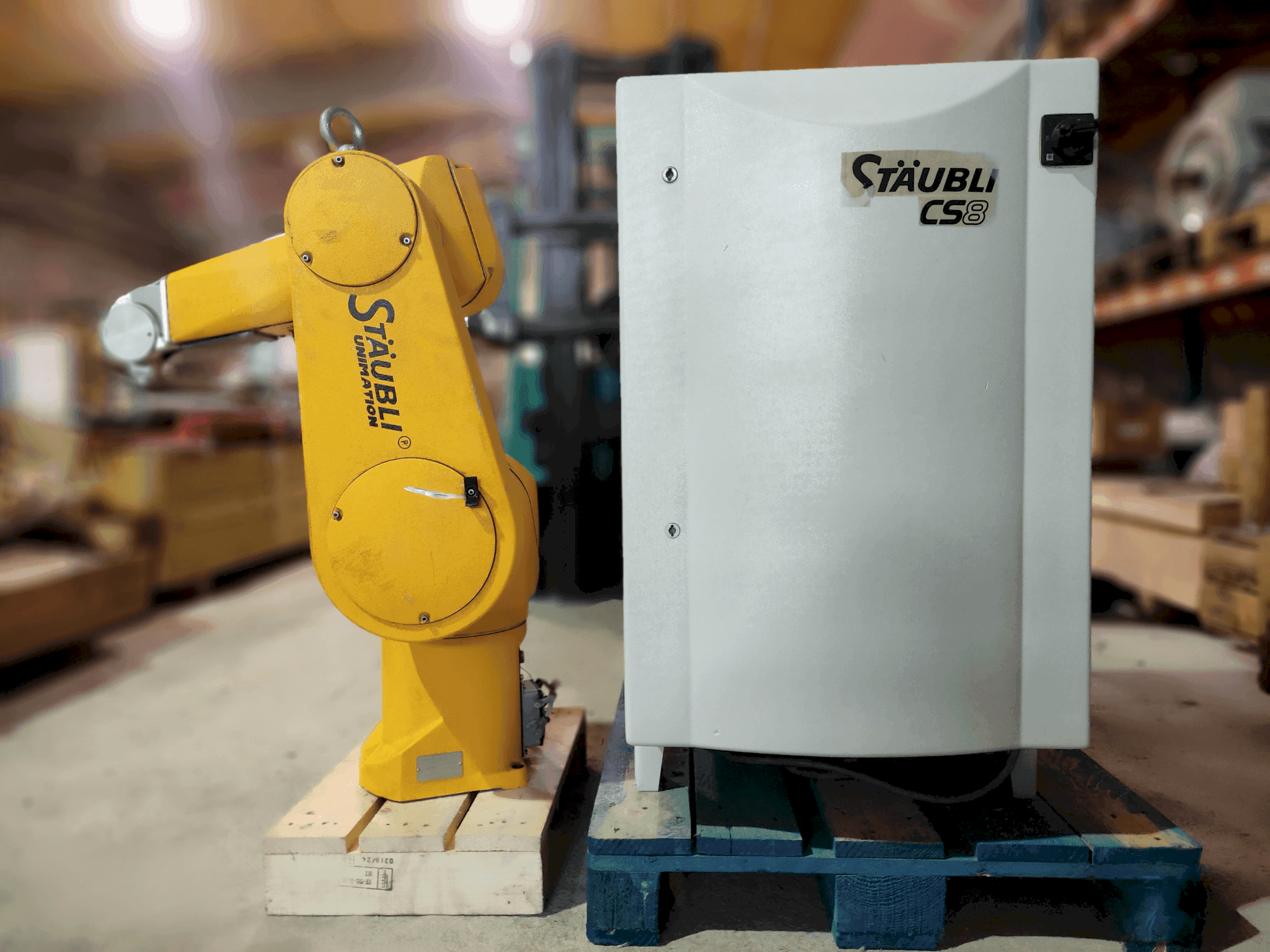 Vista frontale della macchina STAUBLI RX90B