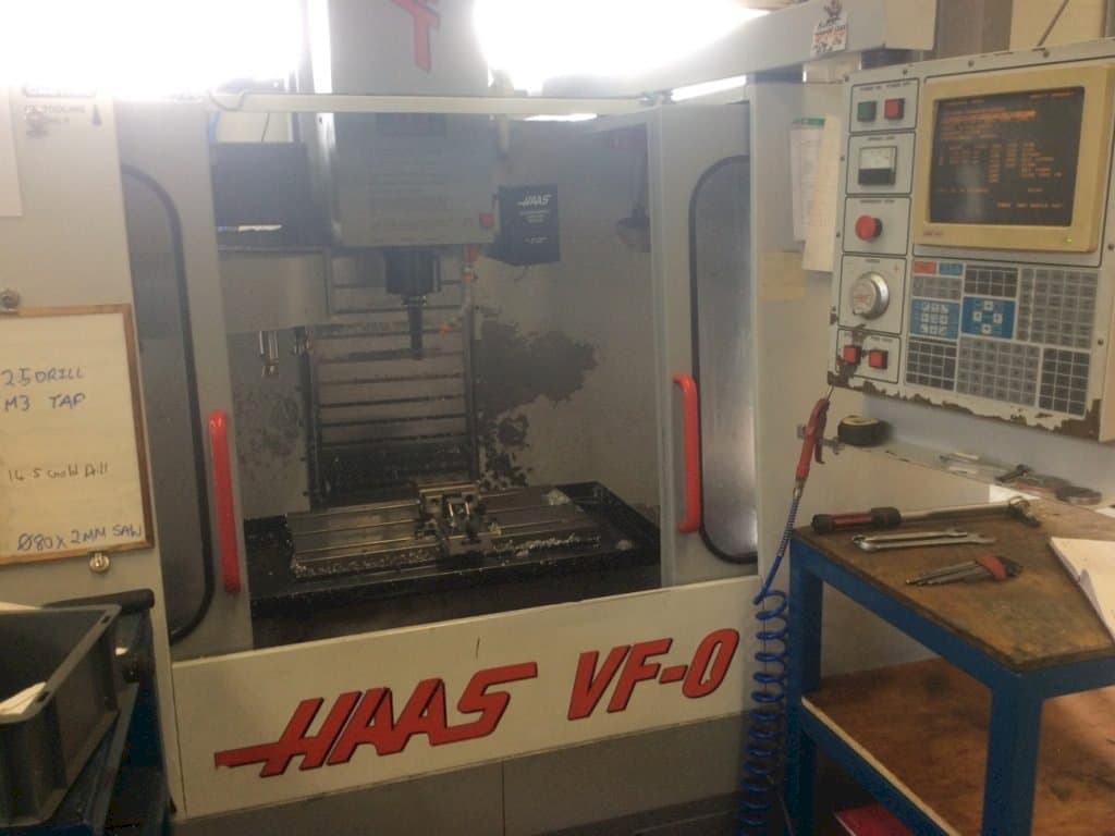 Vista frontale della macchina HAAS VF-0