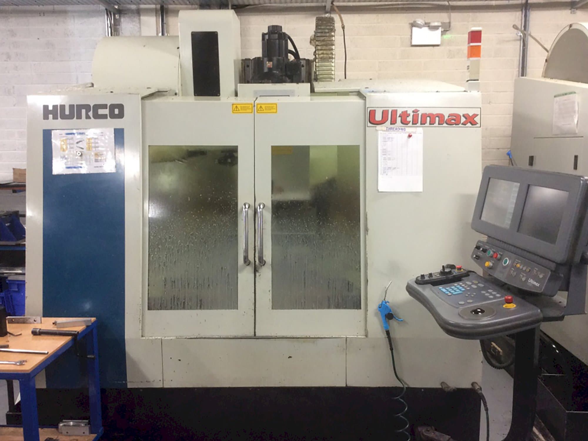 Vista frontale della macchina Hurco Ultimax VMX30