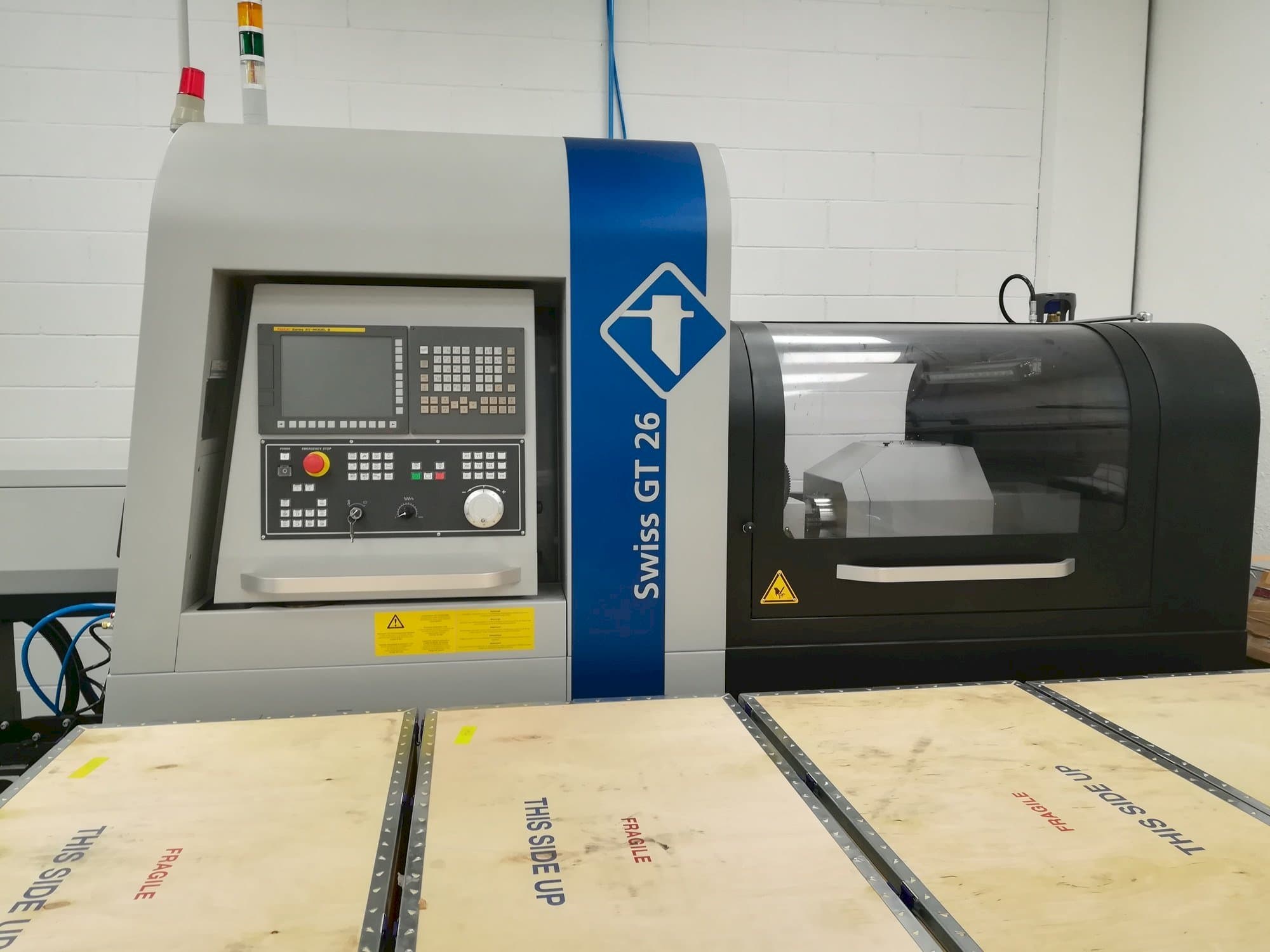 Vista frontale della macchina Swiss GT 26