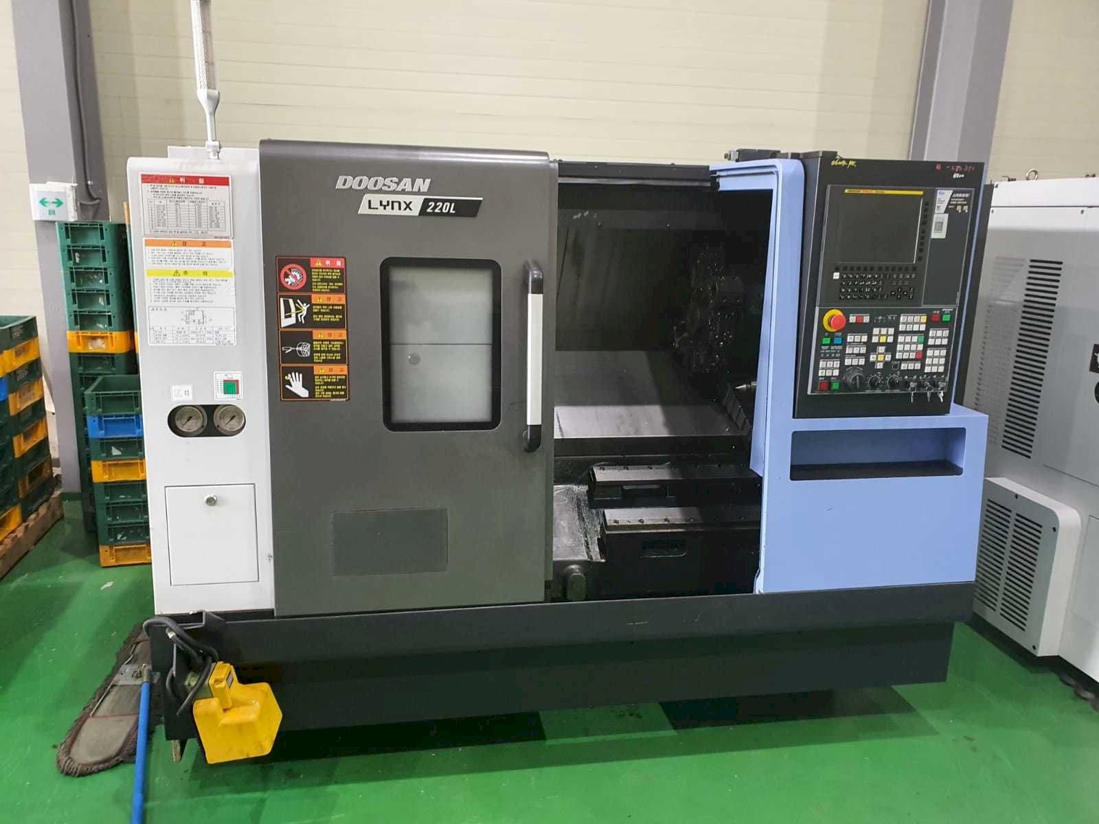 Vista frontale della macchina Doosan LYNX 220 LC
