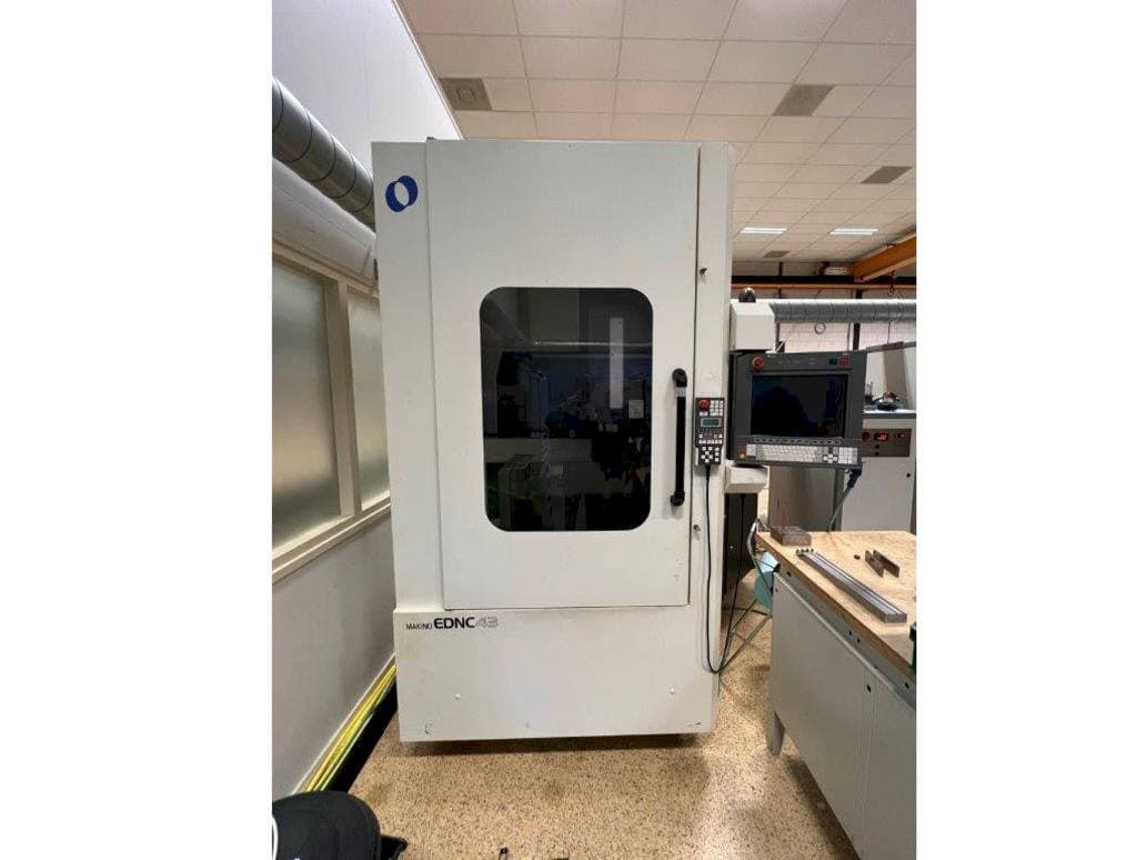 Vista frontale della macchina Makino EDNC 43