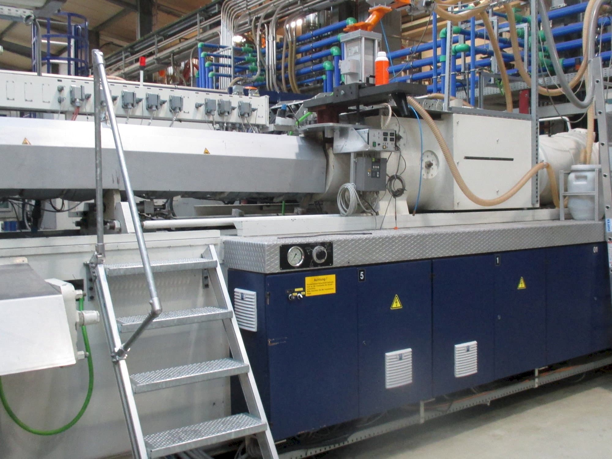 Vista frontale della macchina Krauss Maffei 1300/14700 MC