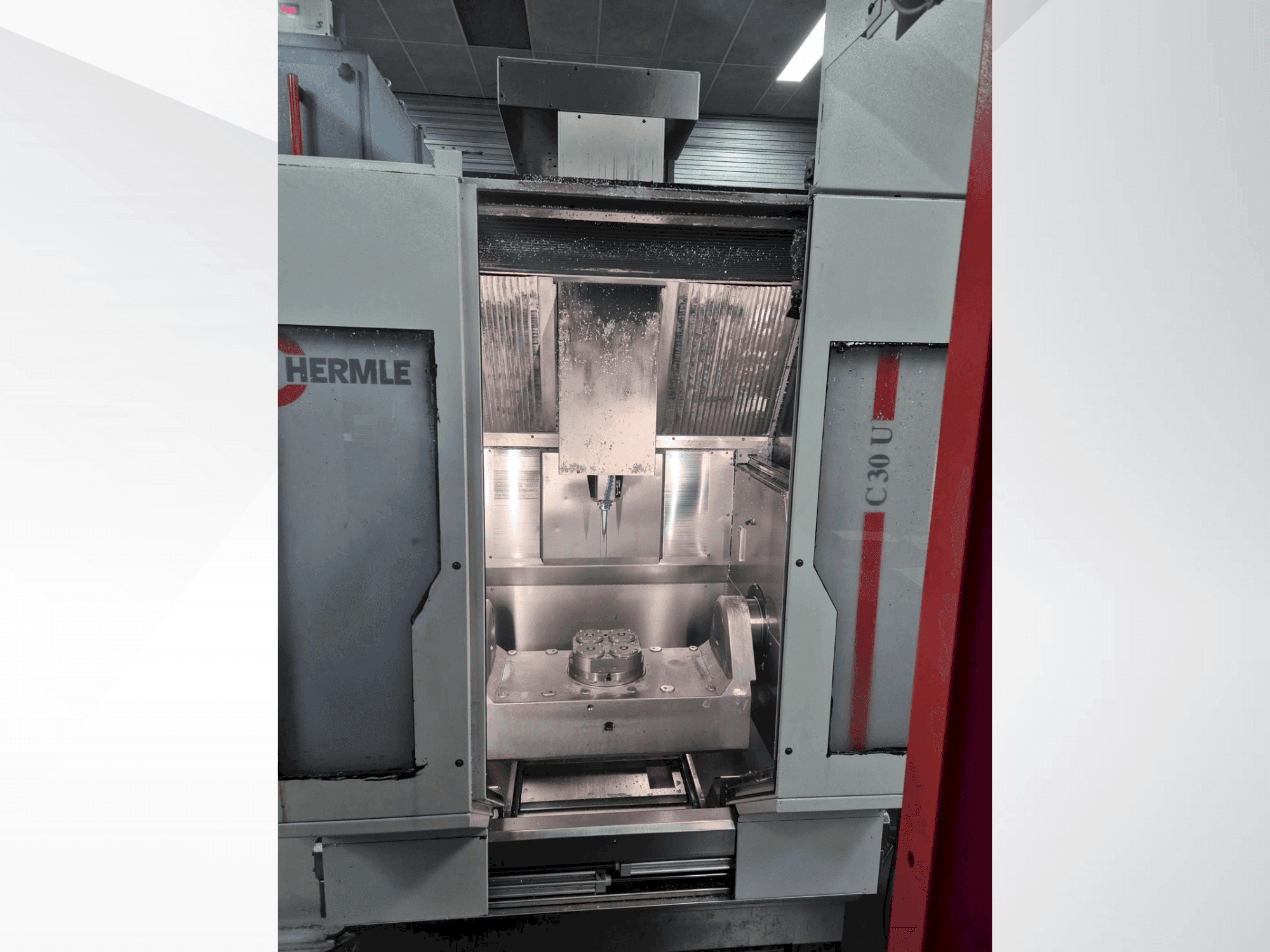 Vista frontale della macchina HERMLE C30U + RS Automation