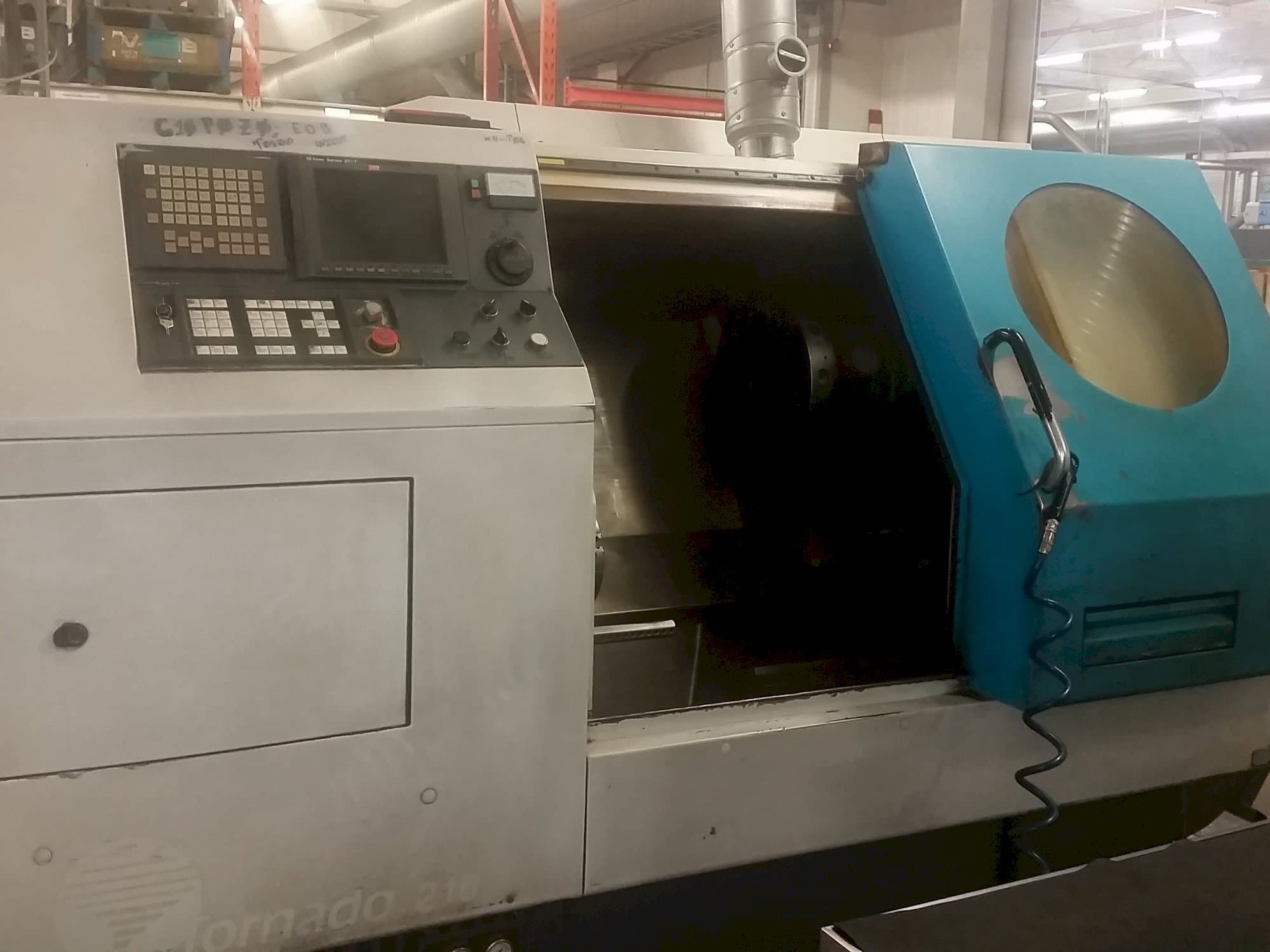 Vista frontale della macchina 600 Lathes Tornado 210