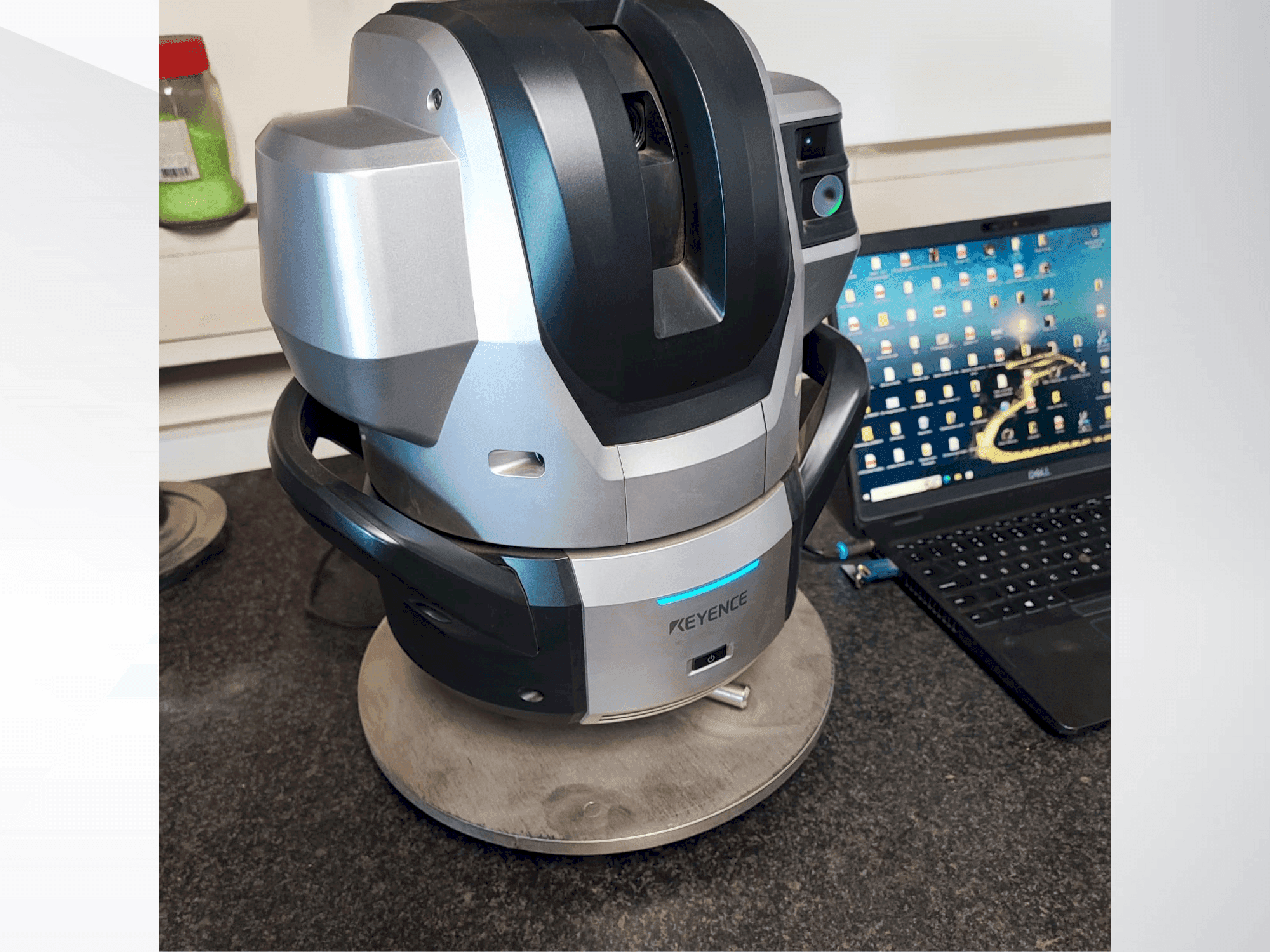 Vista frontale della macchina KEYENCE WM 3000