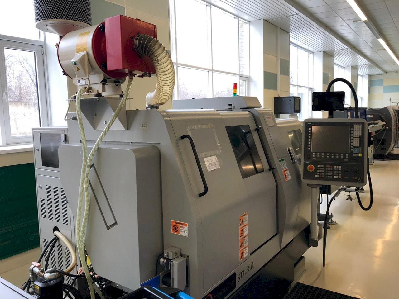 Vista frontale della macchina Hanwha STL 38H