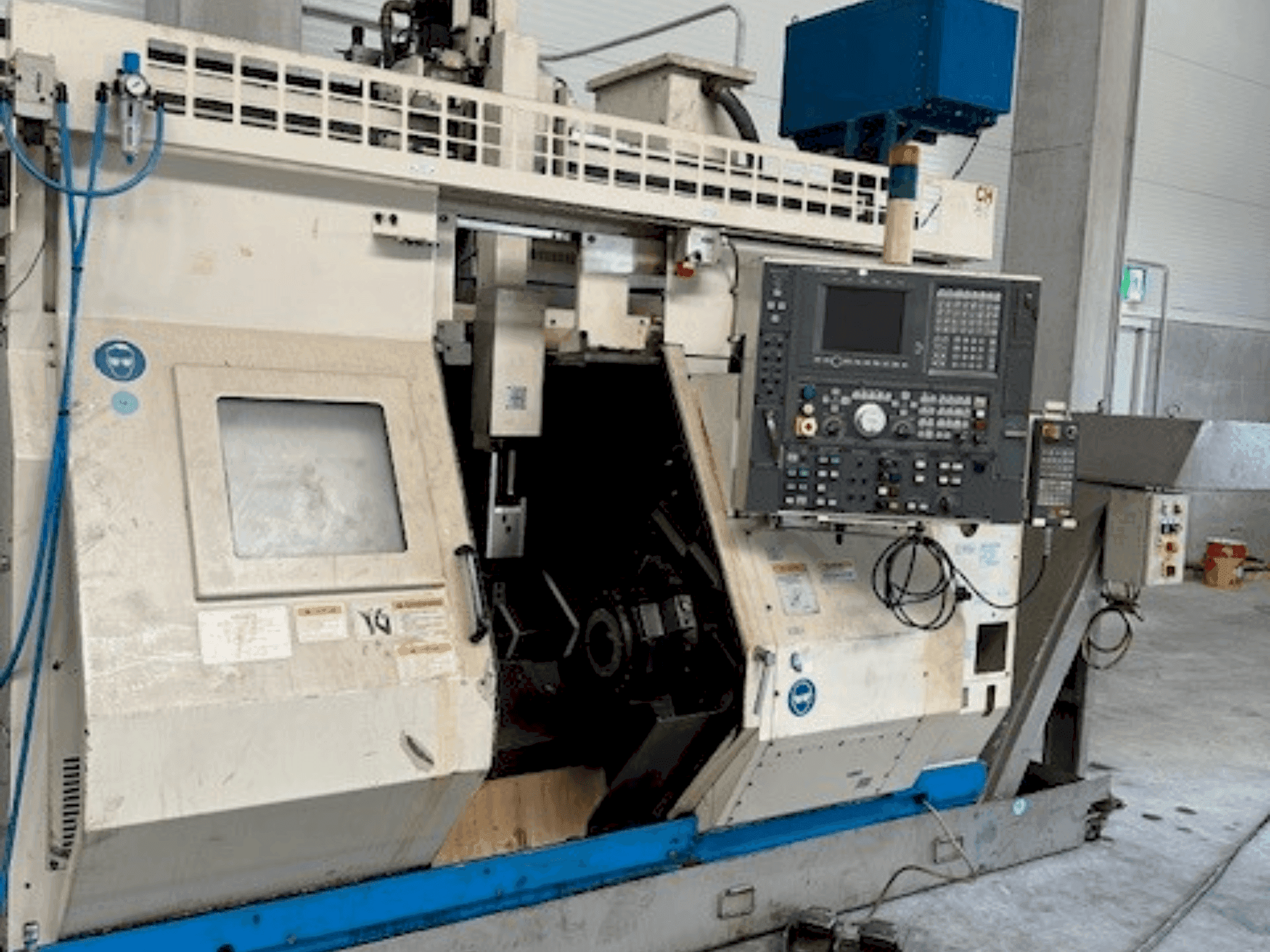 Vista frontale della macchina Okuma LT10