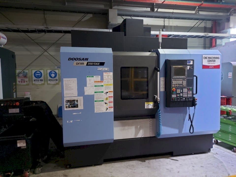 Vista frontale della macchina Doosan DNM350/5AX