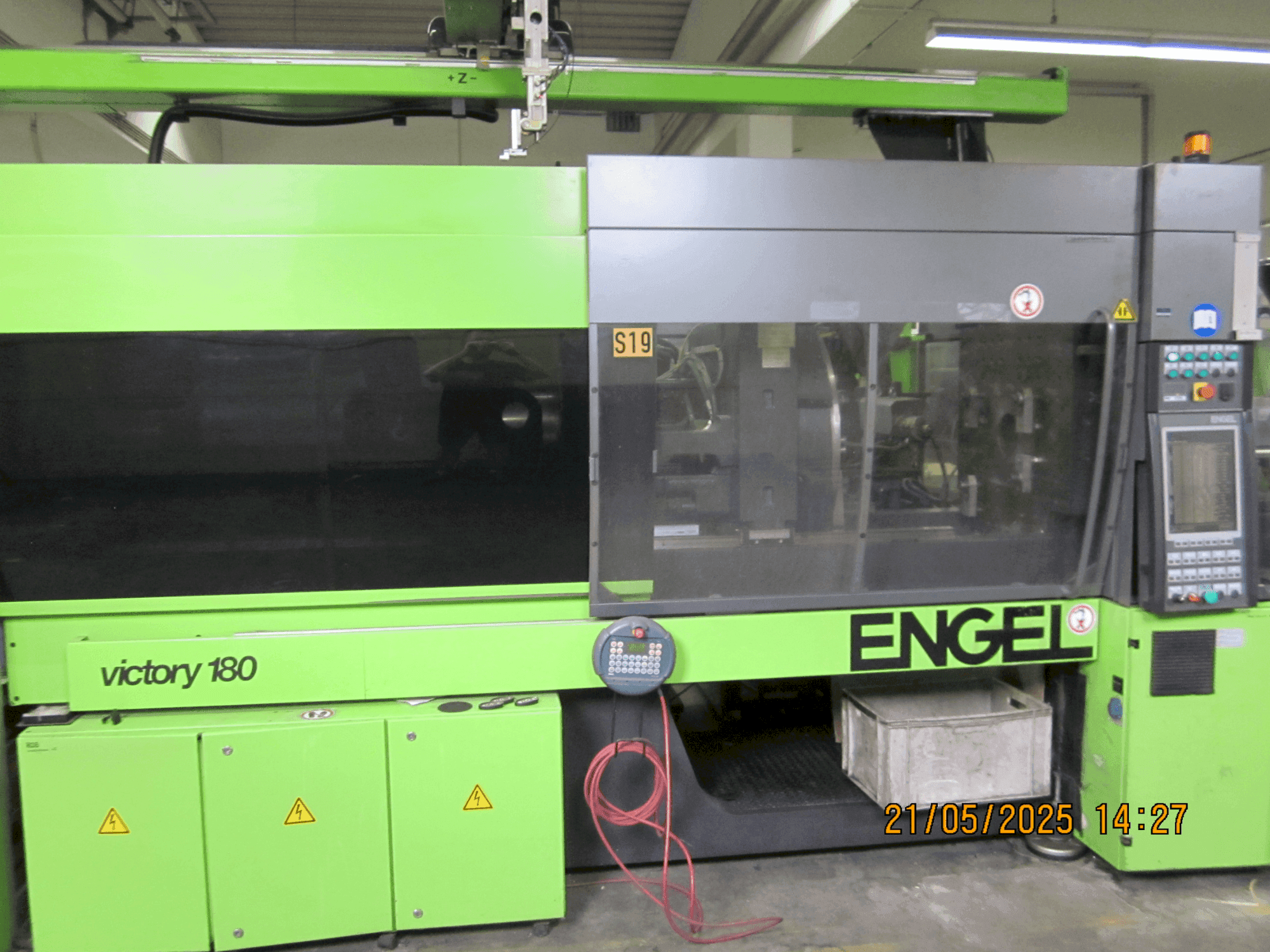 Vista frontale della macchina Engel VC 330H/200el/180 Combi