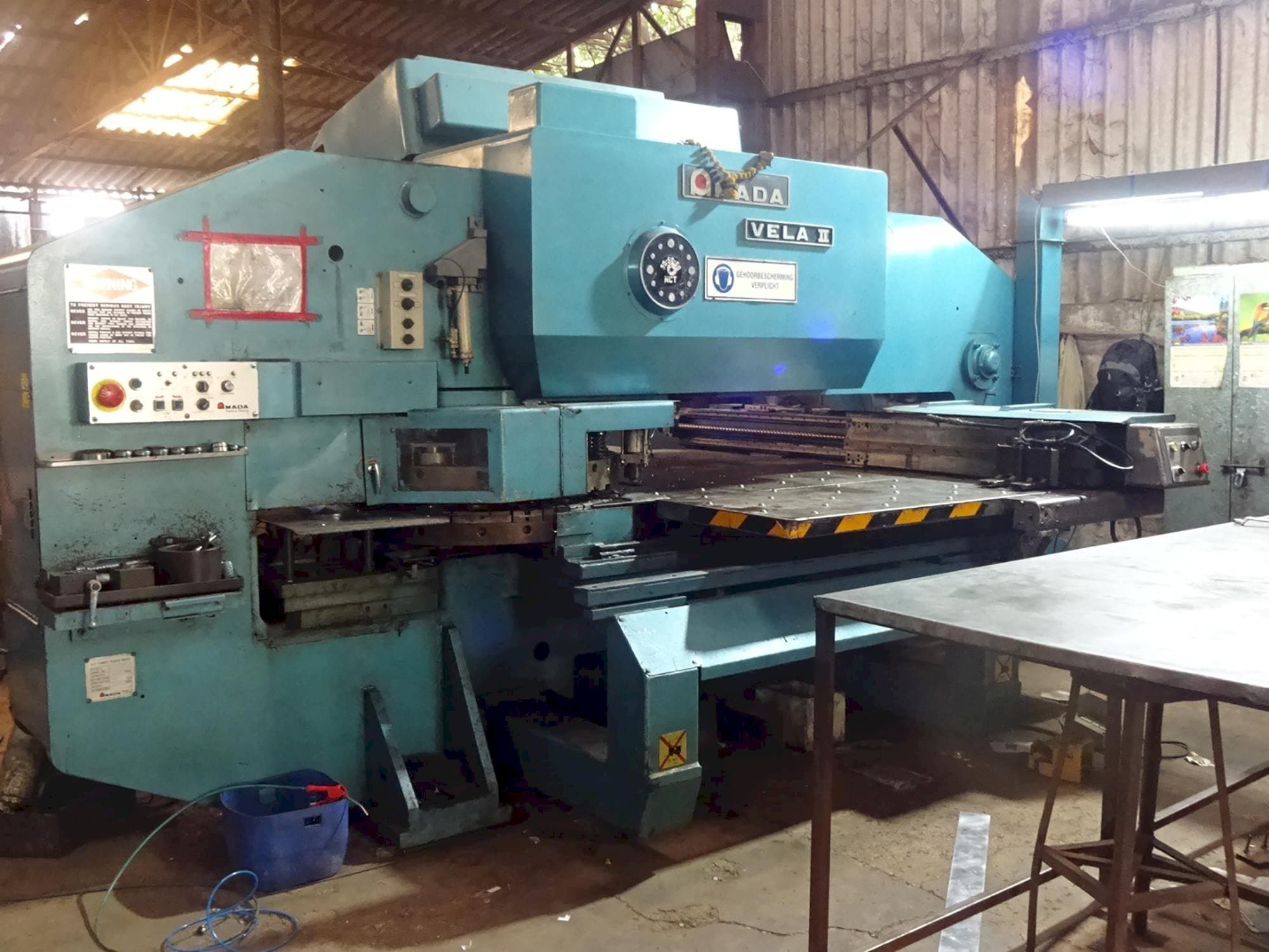 Vista lato sinistro della macchina AMADA VELA II 355