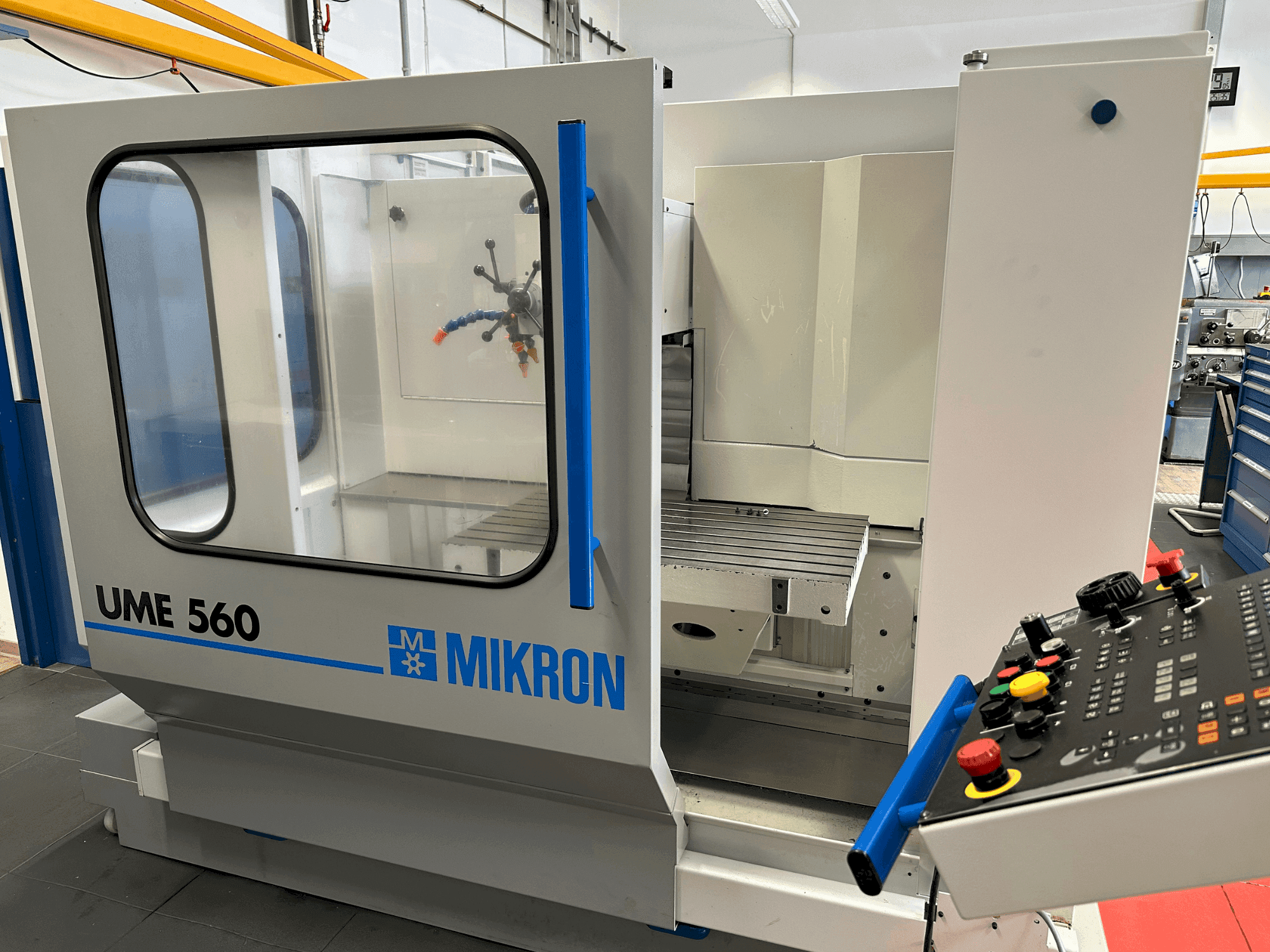 Vista frontale della macchina MIKRON UME-560