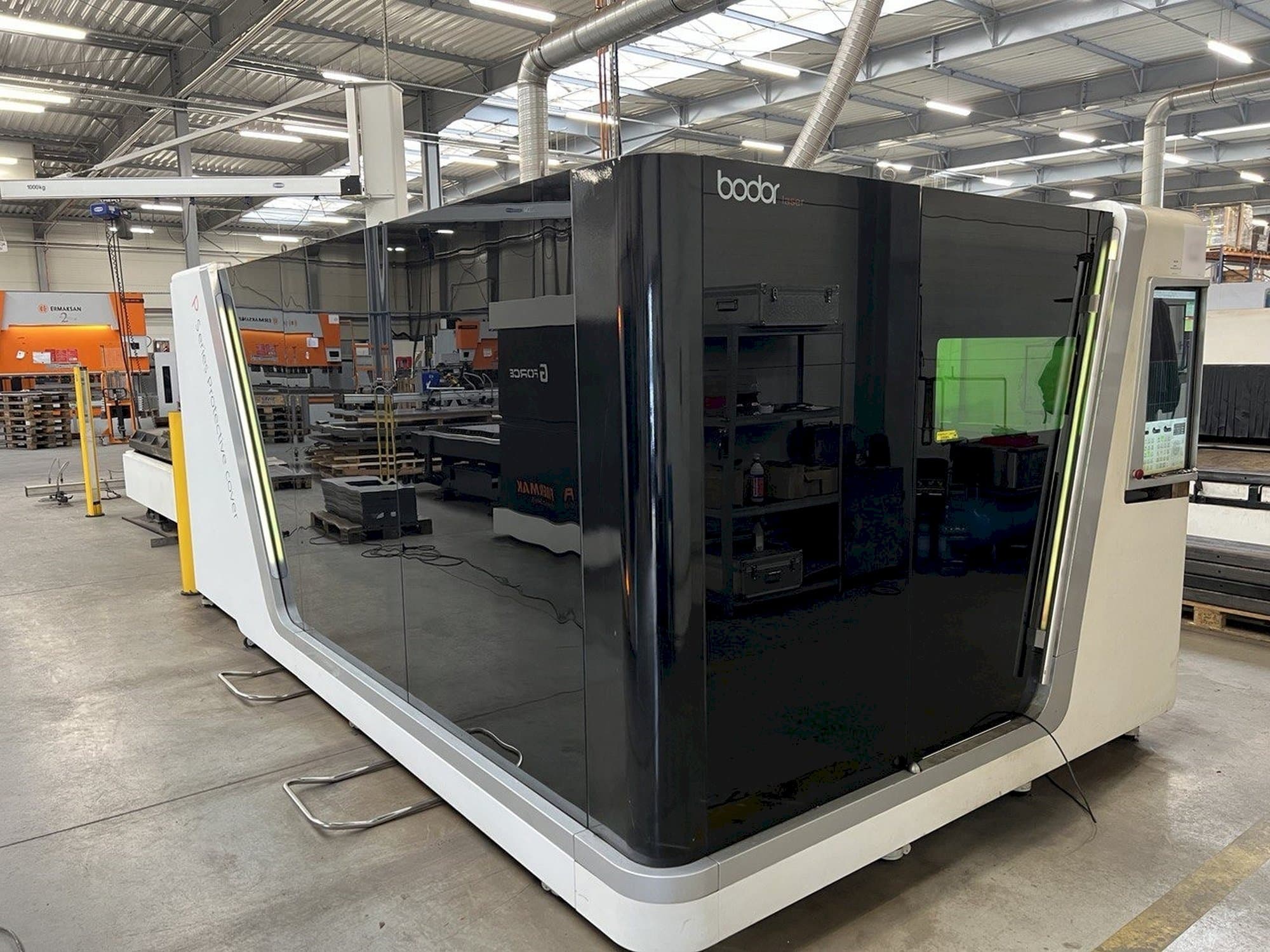 Vista frontale della macchina Bodor P3015