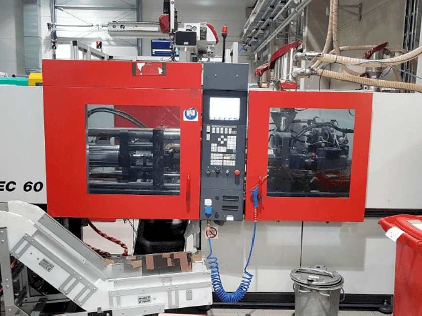 Vista frontale della macchina FERROMATIK MILACRON 600-355 K-TEC