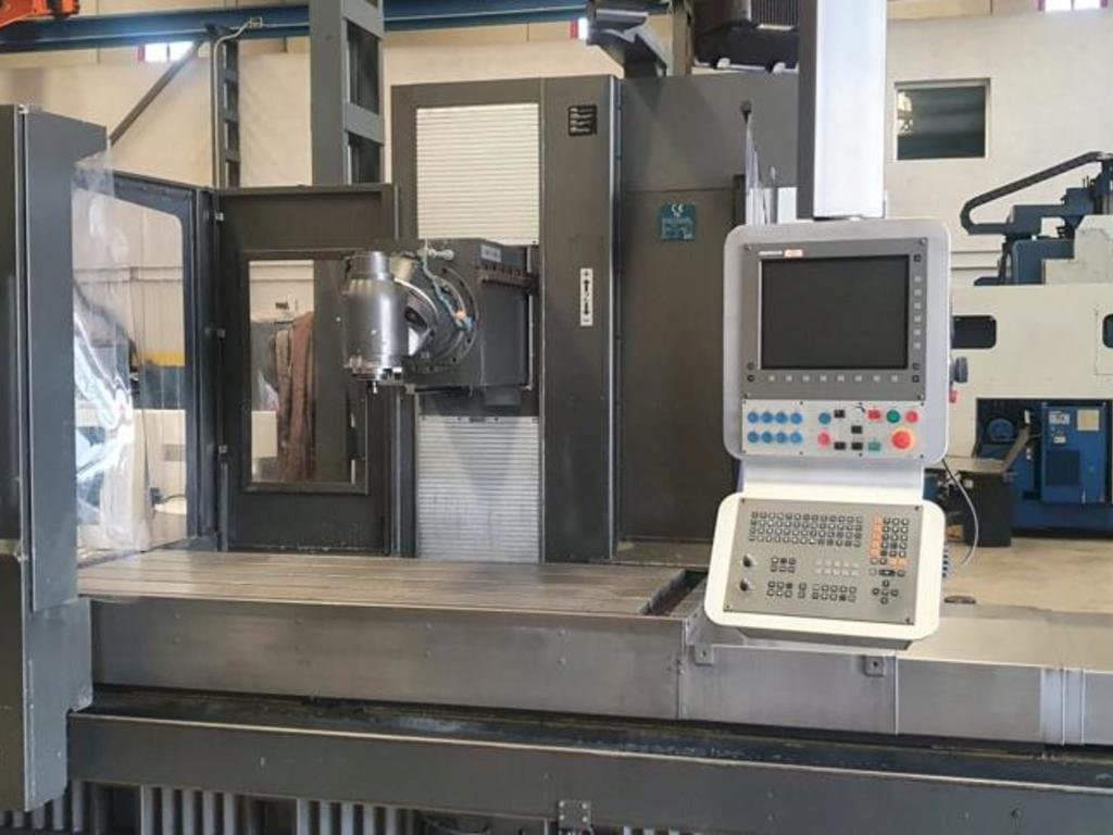 Vista frontale della macchina Nicolas Correa Diana 20