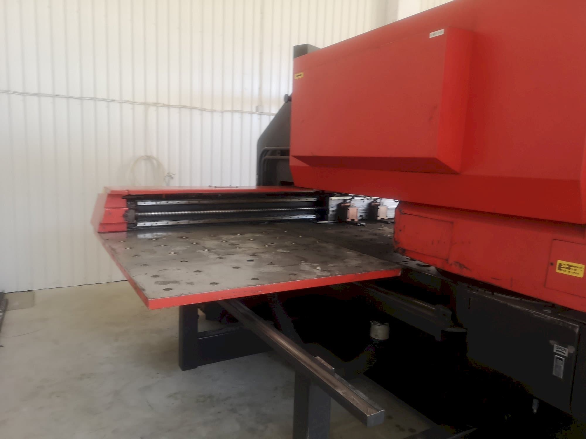 Vista frontale della macchina AMADA