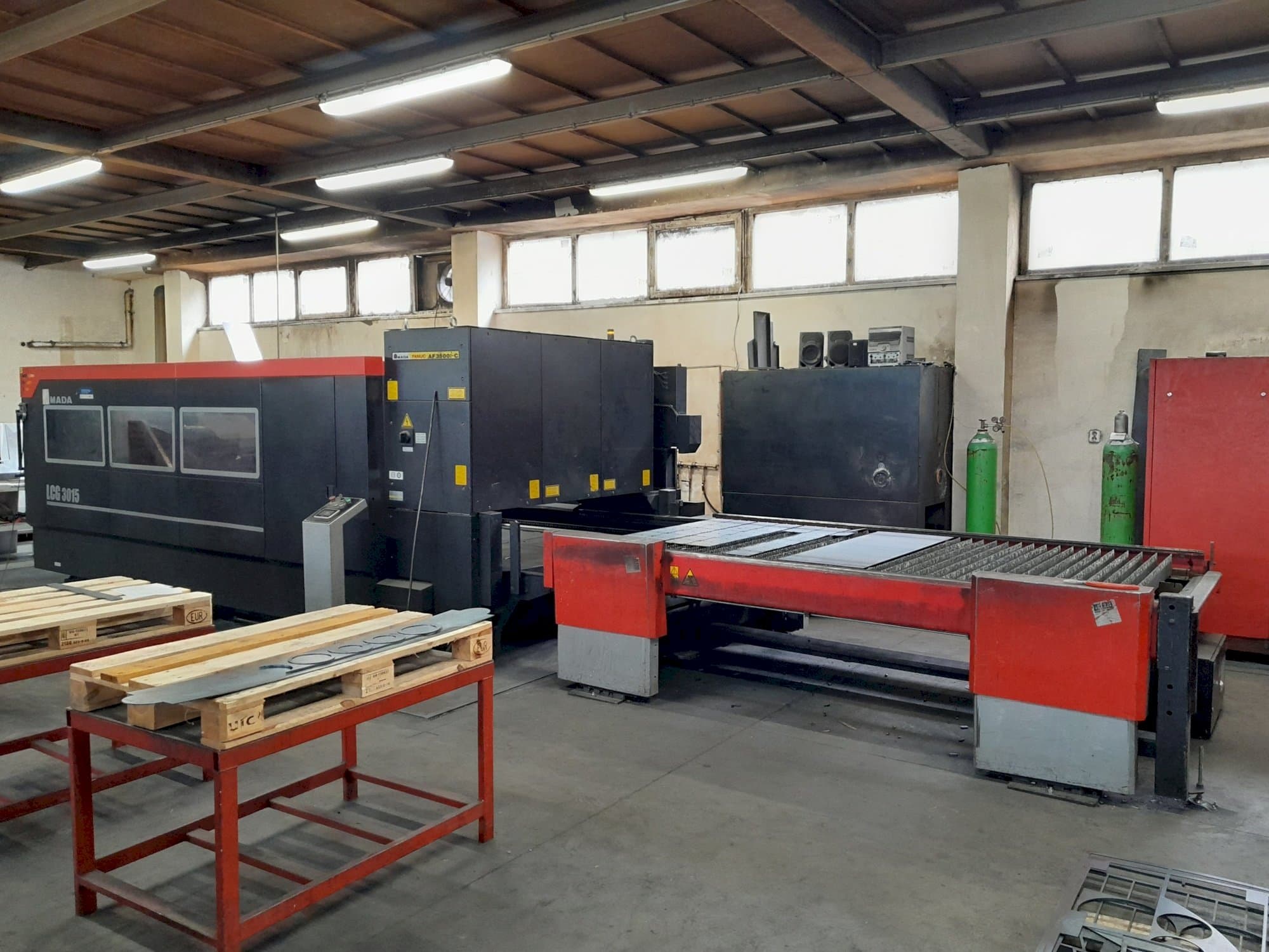 Vista frontale della macchina AMADA LCG 3015