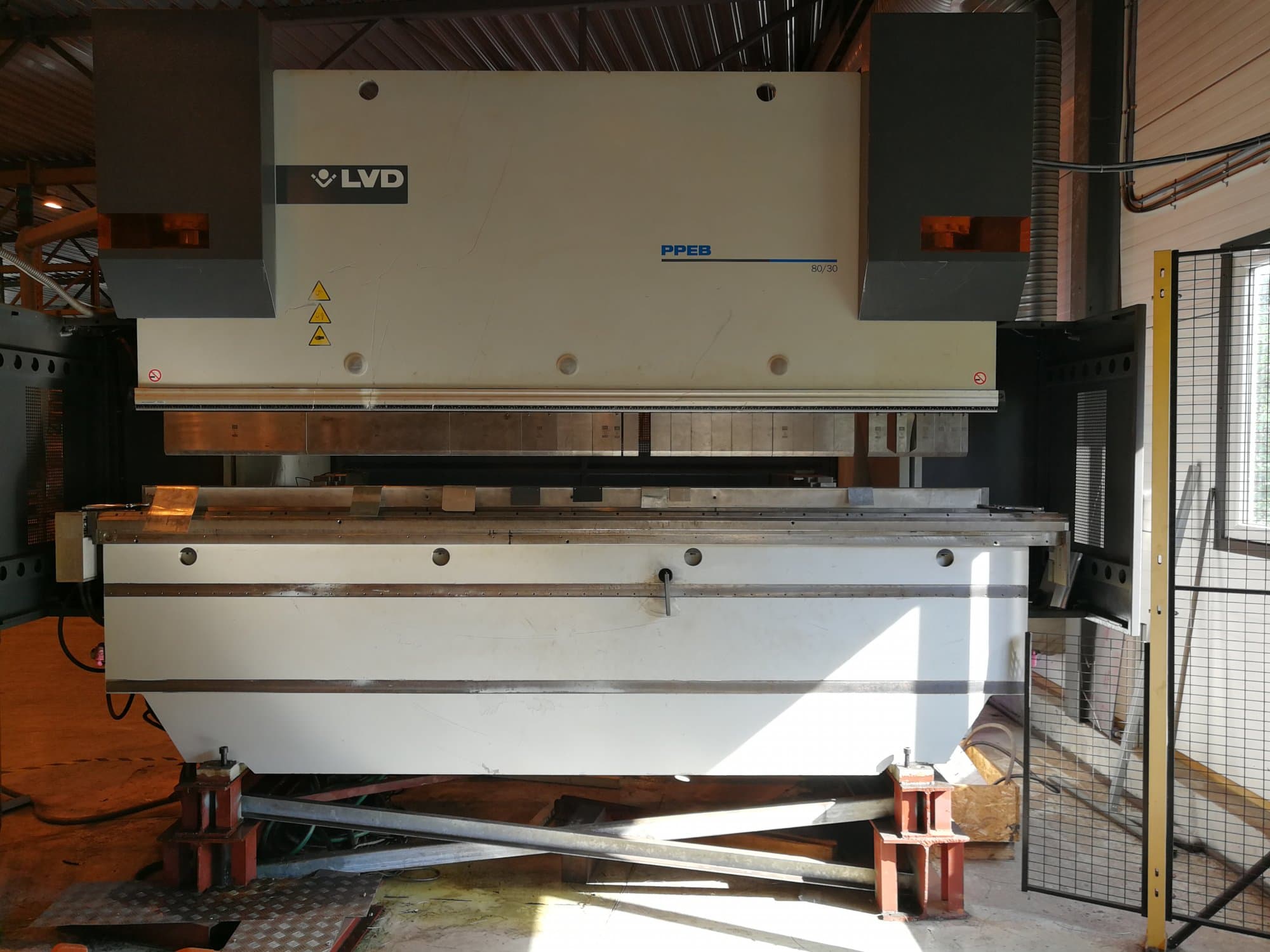 Vista frontale della macchina LVD PPEB-8 80/3050