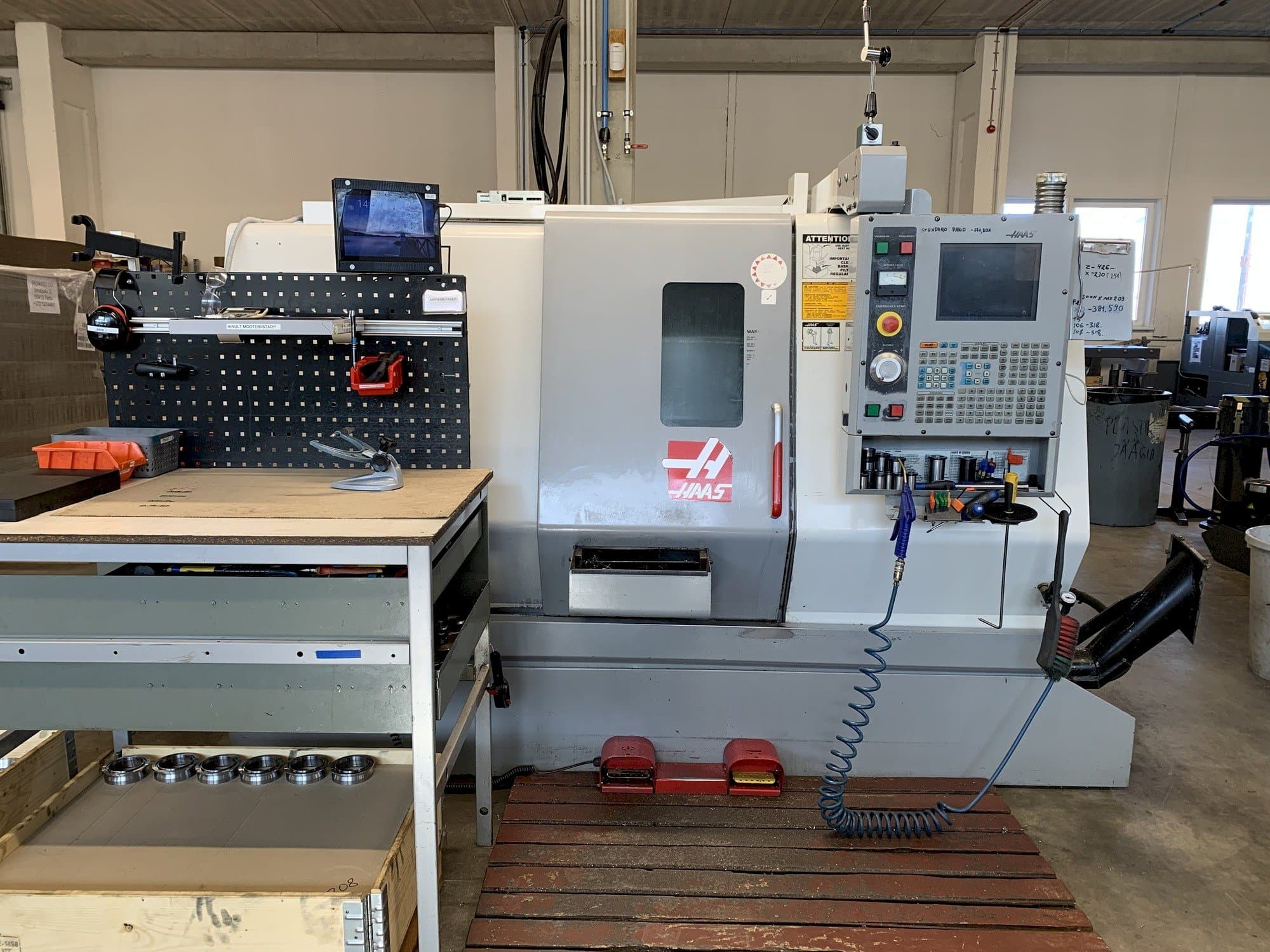 Vista frontale della macchina HAAS SL-20 TCF