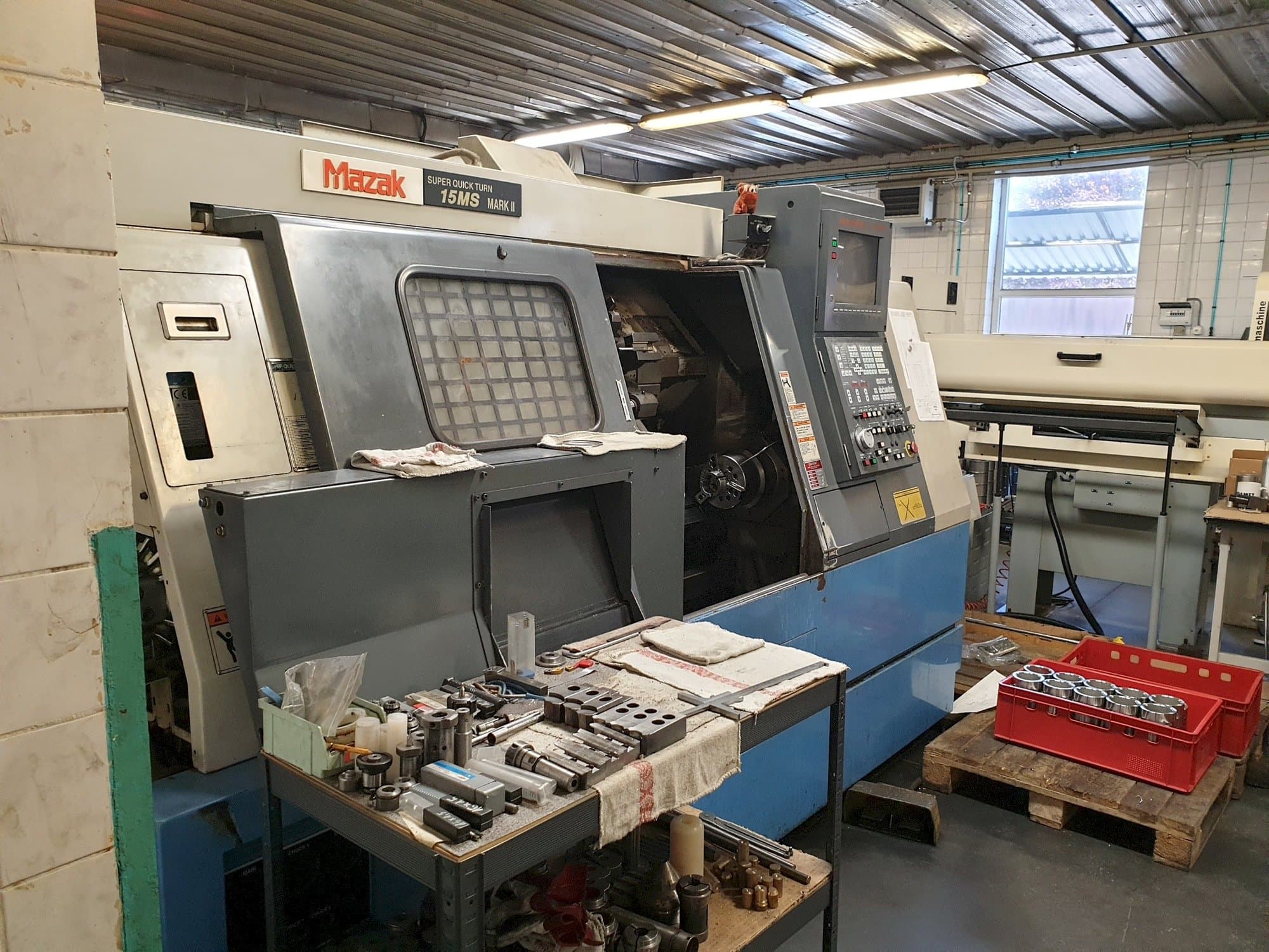 Vista frontale della macchina Mazak SQT 15MS