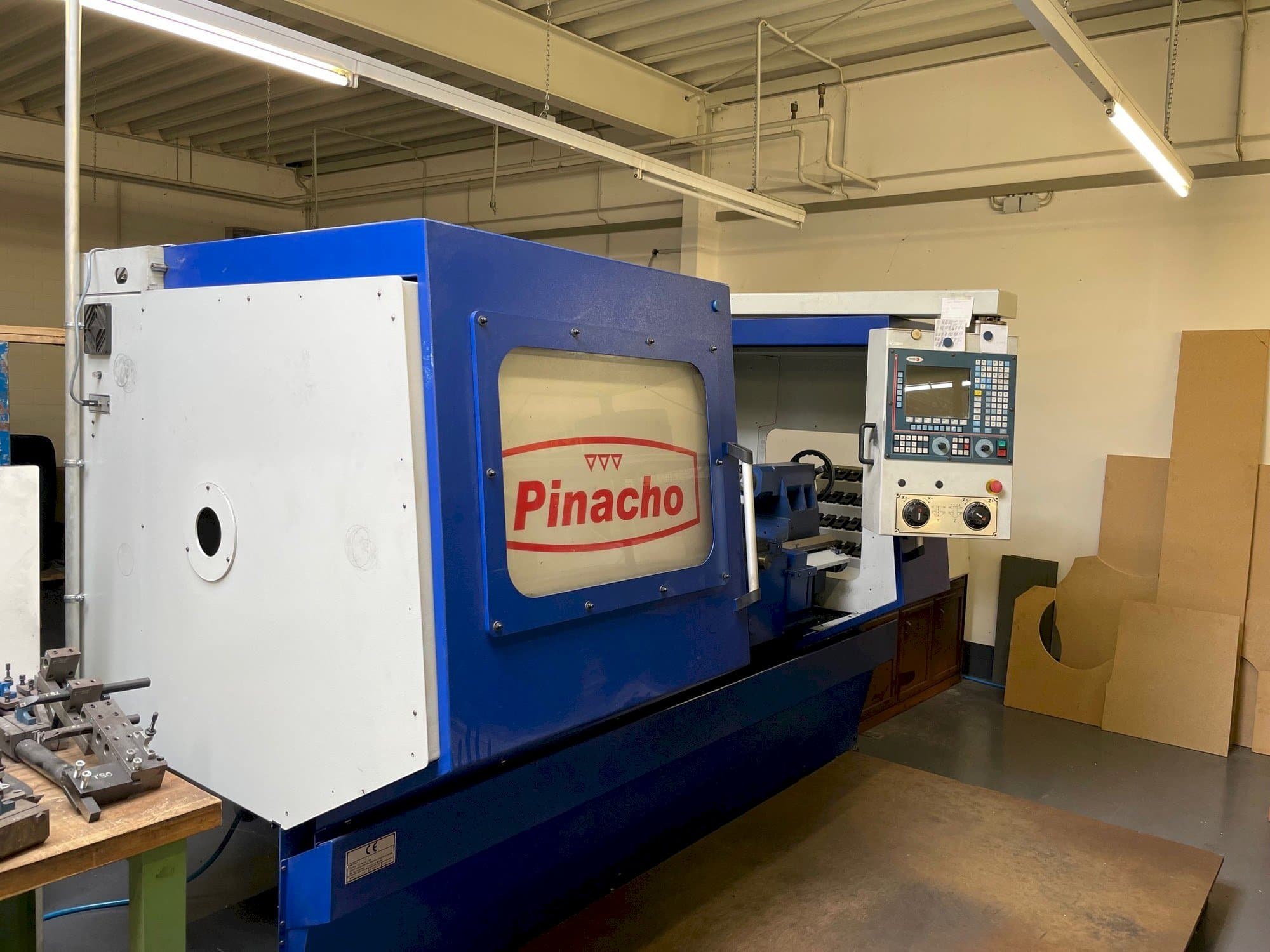 Vista frontale della macchina Pinacho CNC 260