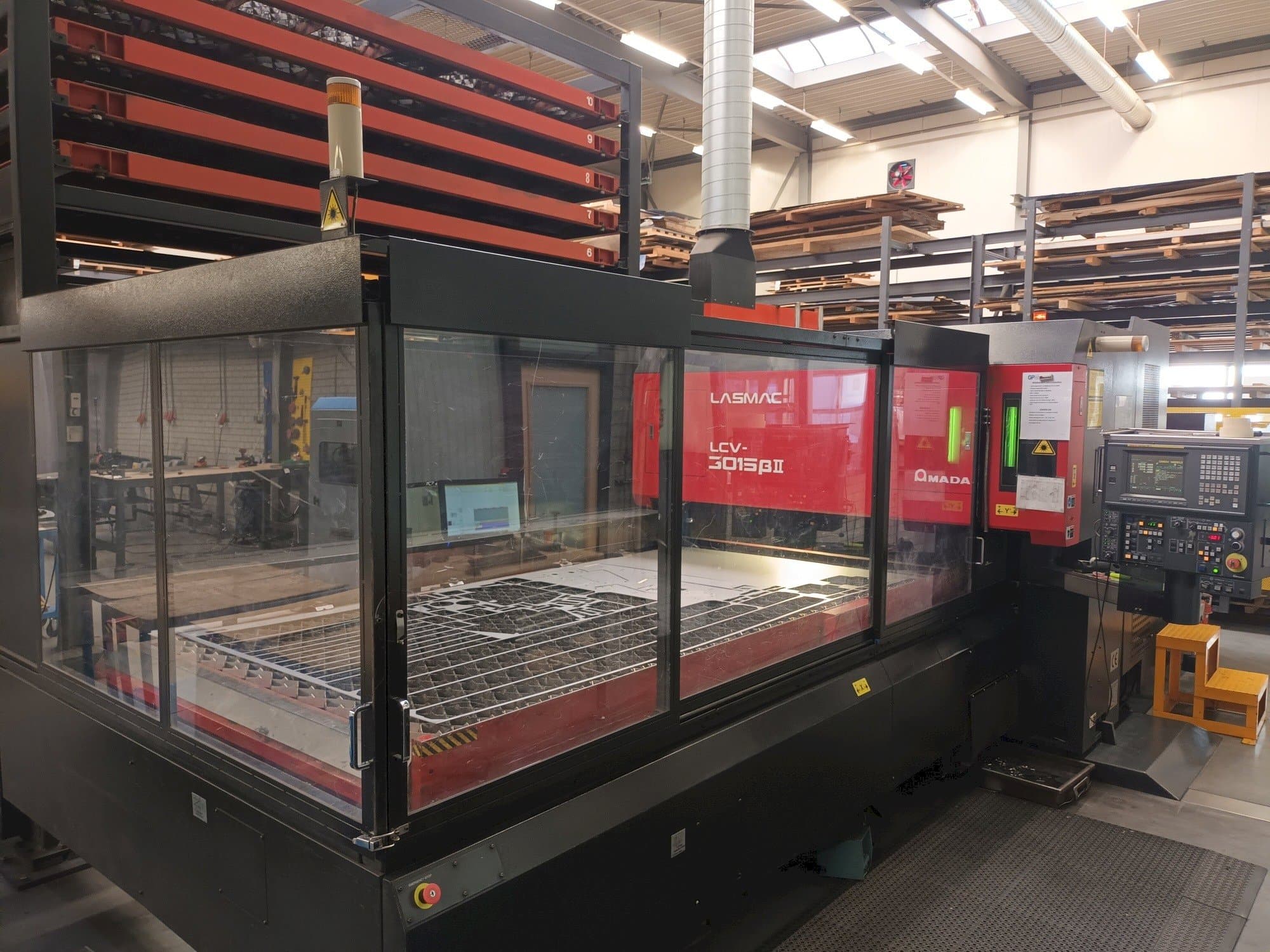 Vista frontale della macchina AMADA LCV 3015 3KW + Automation/storage