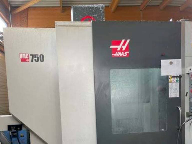 Vista frontale della macchina HAAS UMC 750 S