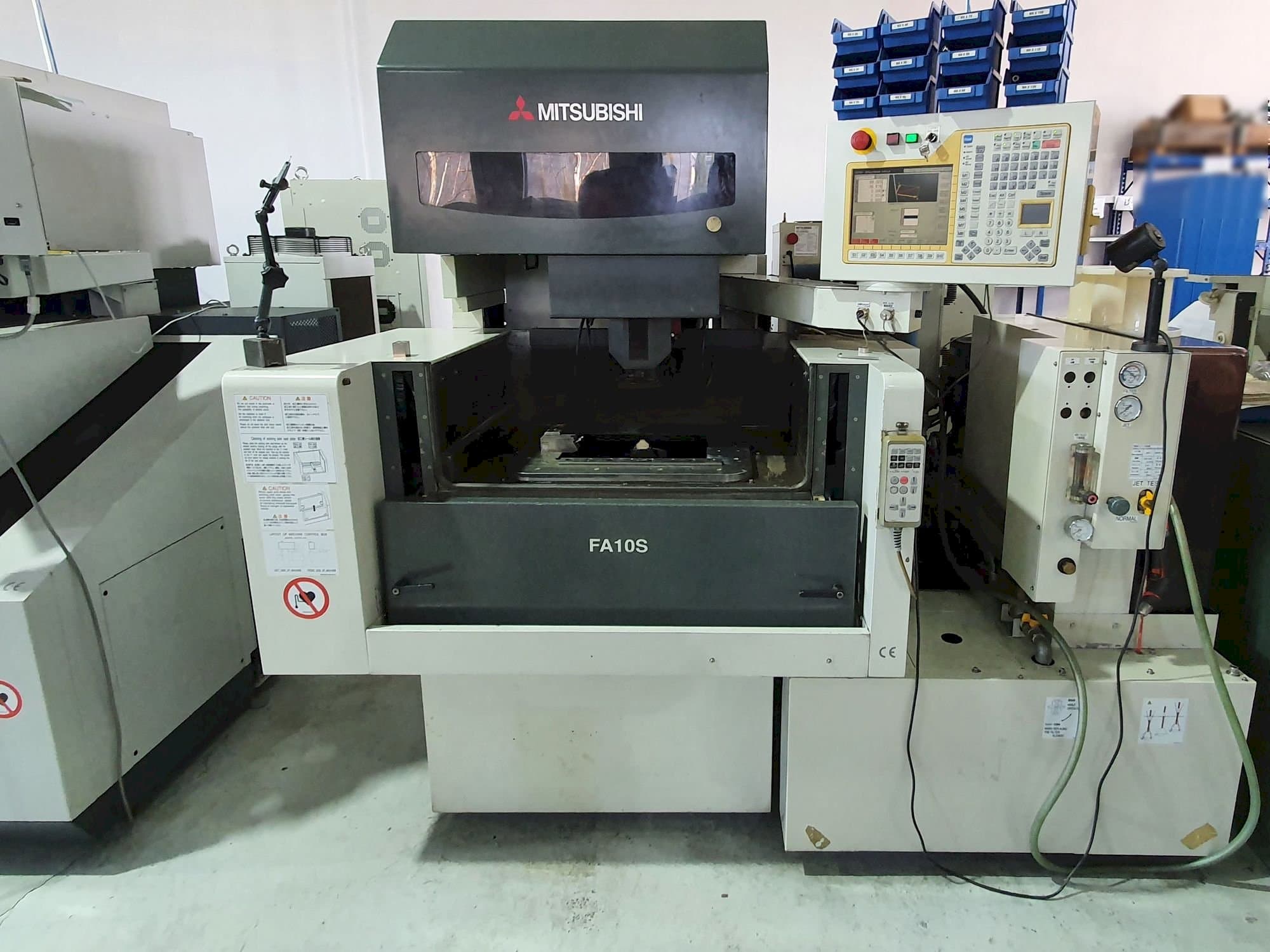Vista frontale della macchina Mitsubishi FA10SM
