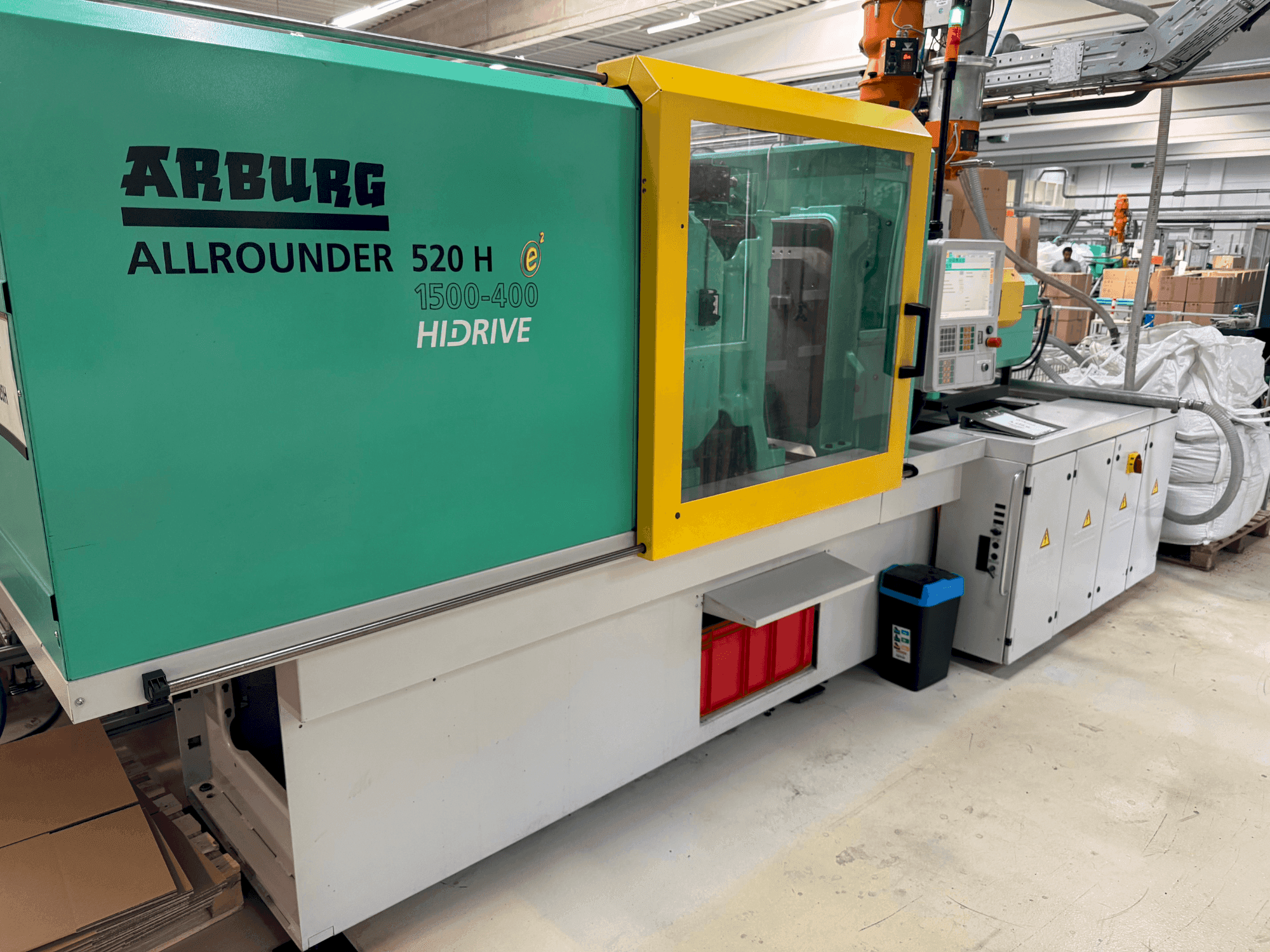 Vista frontale della macchina Arburg Allrounder 520H