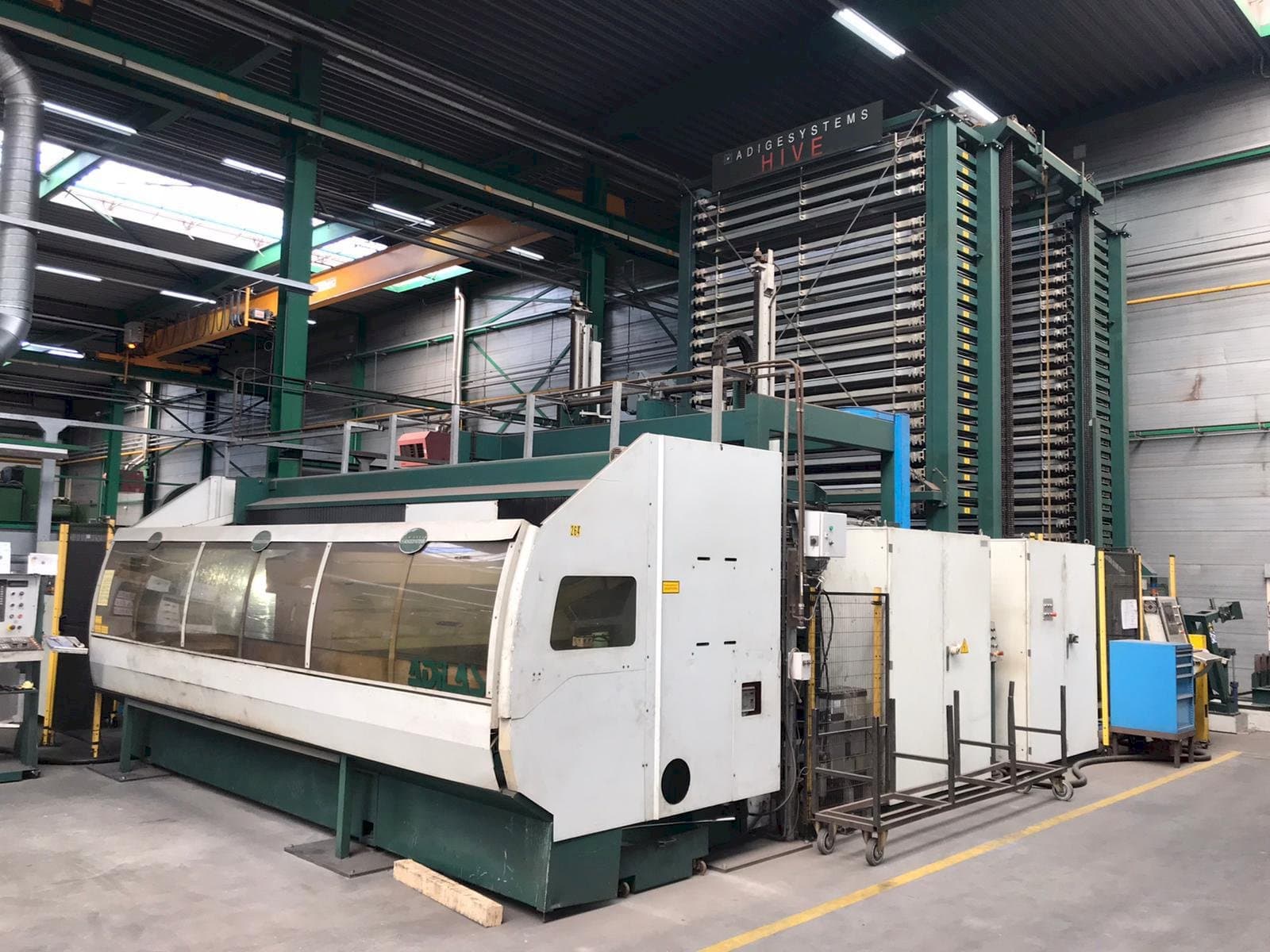 Vista frontale della macchina BLM Adige Adilas 3,2kW CO2 laser 3015 + automation