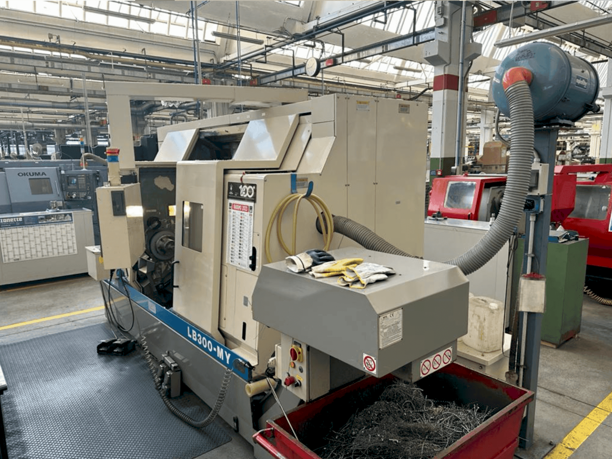 Vista frontale della macchina Okuma LB 300 MY (2000)