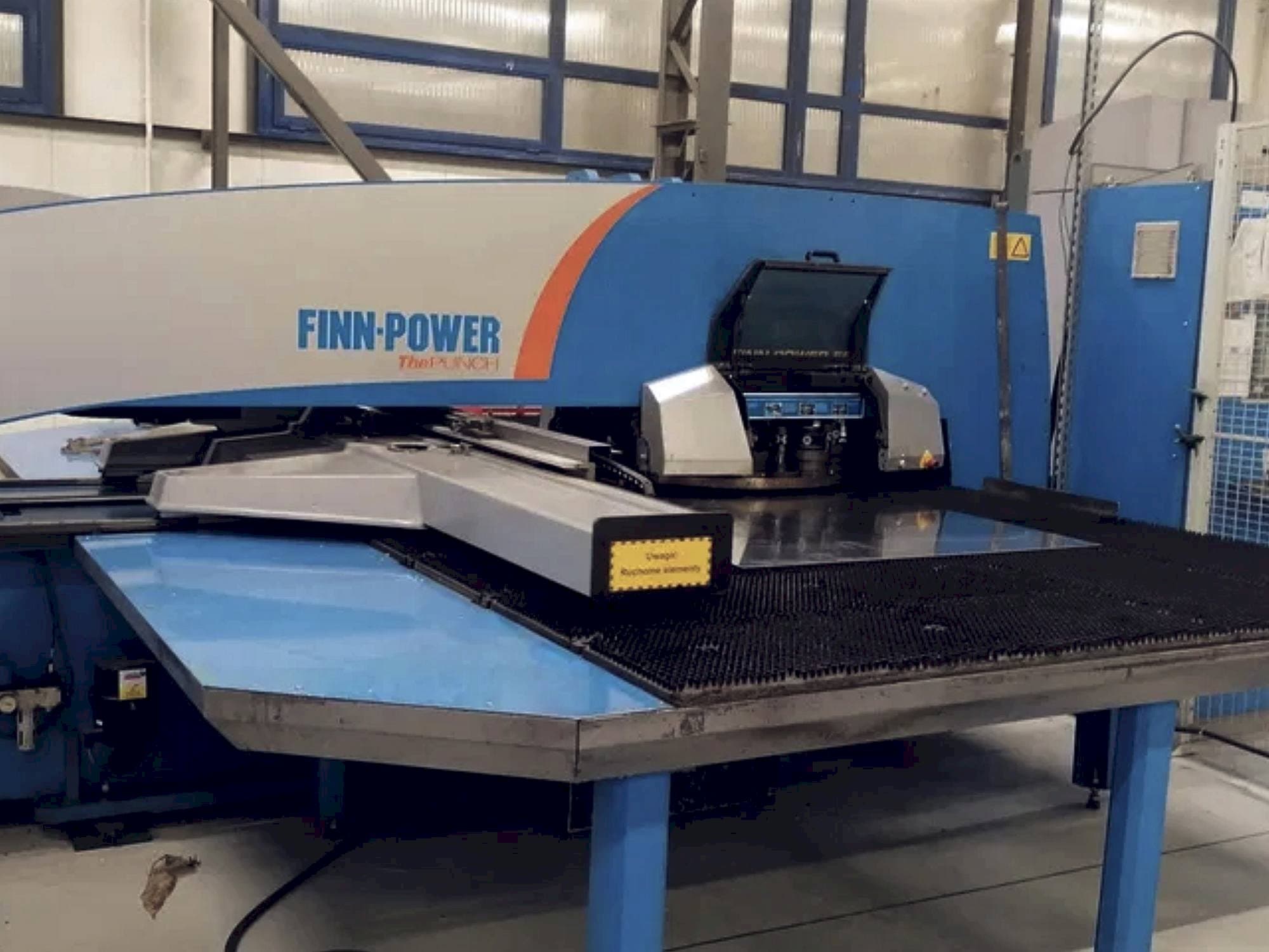 Vista frontale della macchina Finn-Power E5x