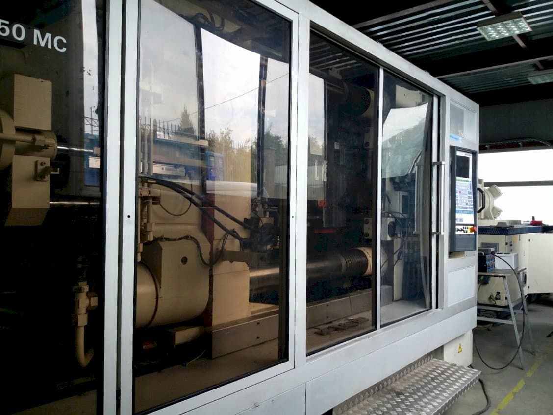 Vista frontale della macchina Krauss Maffei KM 800/1330 MC