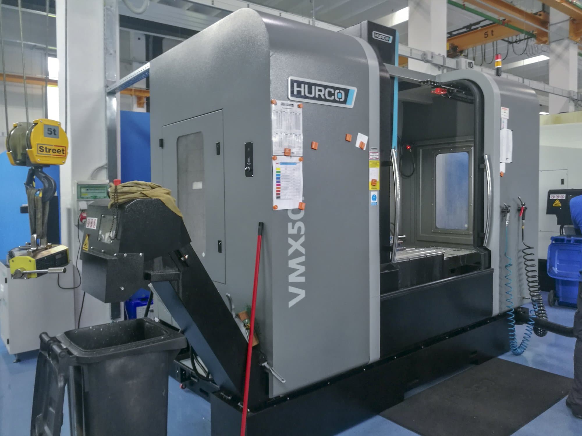 Vista lato sinistro della macchina Hurco VMX 50i