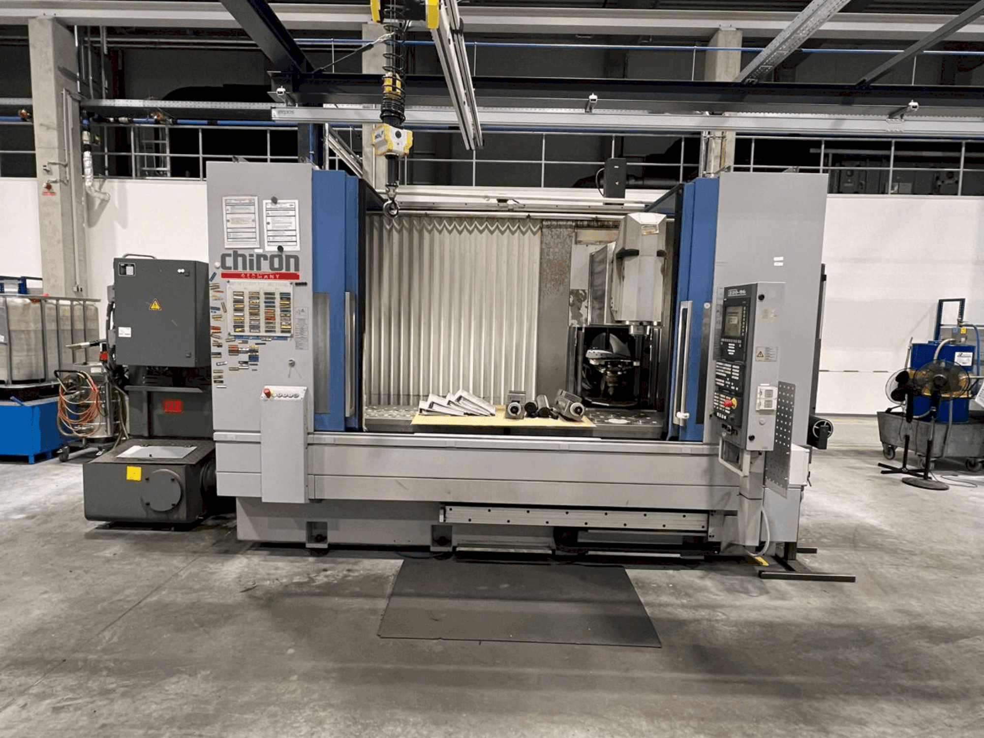 Vista frontale della macchina CHIRON Mill 2000