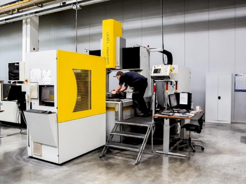 Vista frontale della macchina OPS-INGERSOLL Gantry 1200