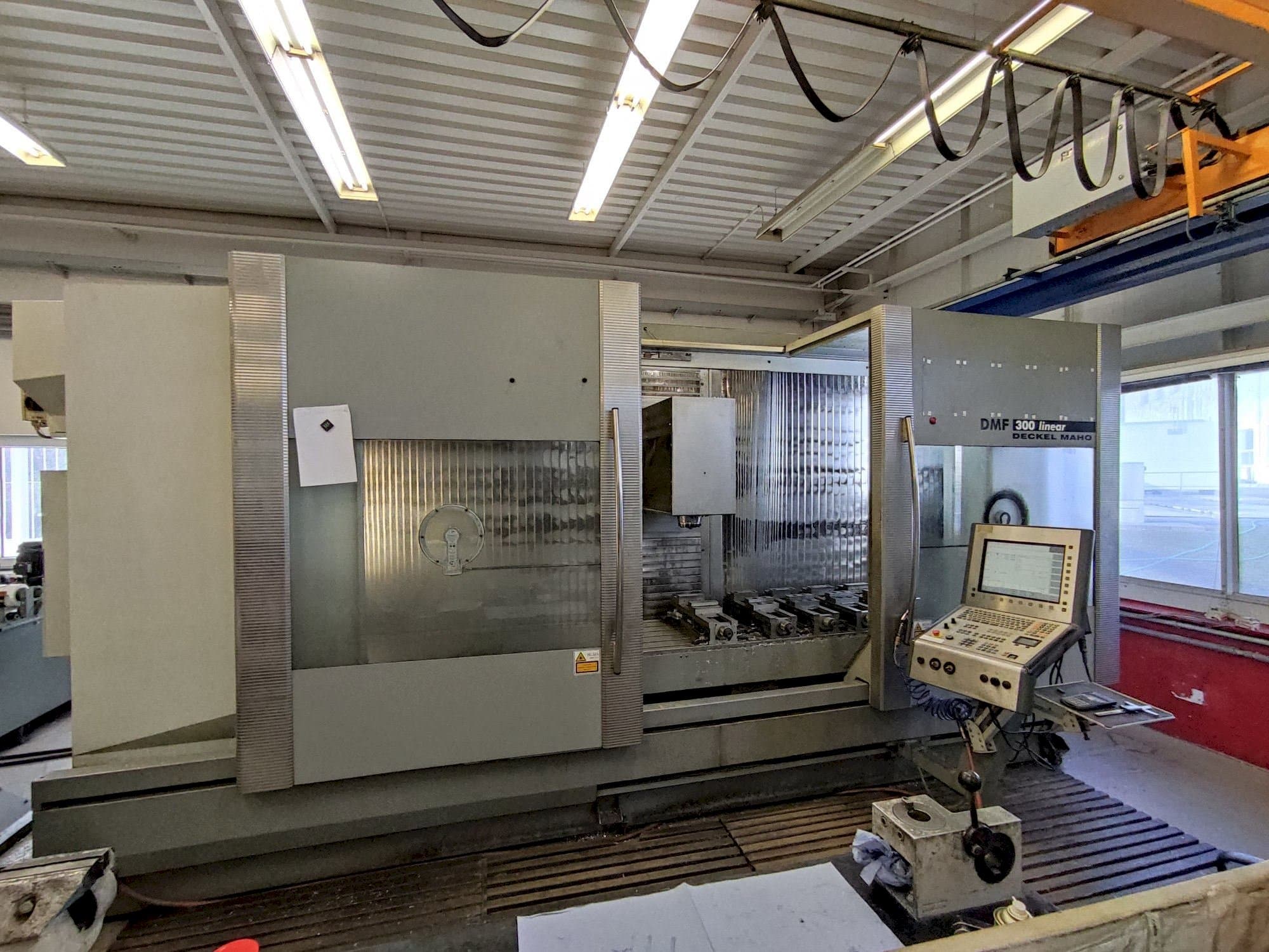 Vista frontale della macchina DECKEL MAHO DMF 300 linear