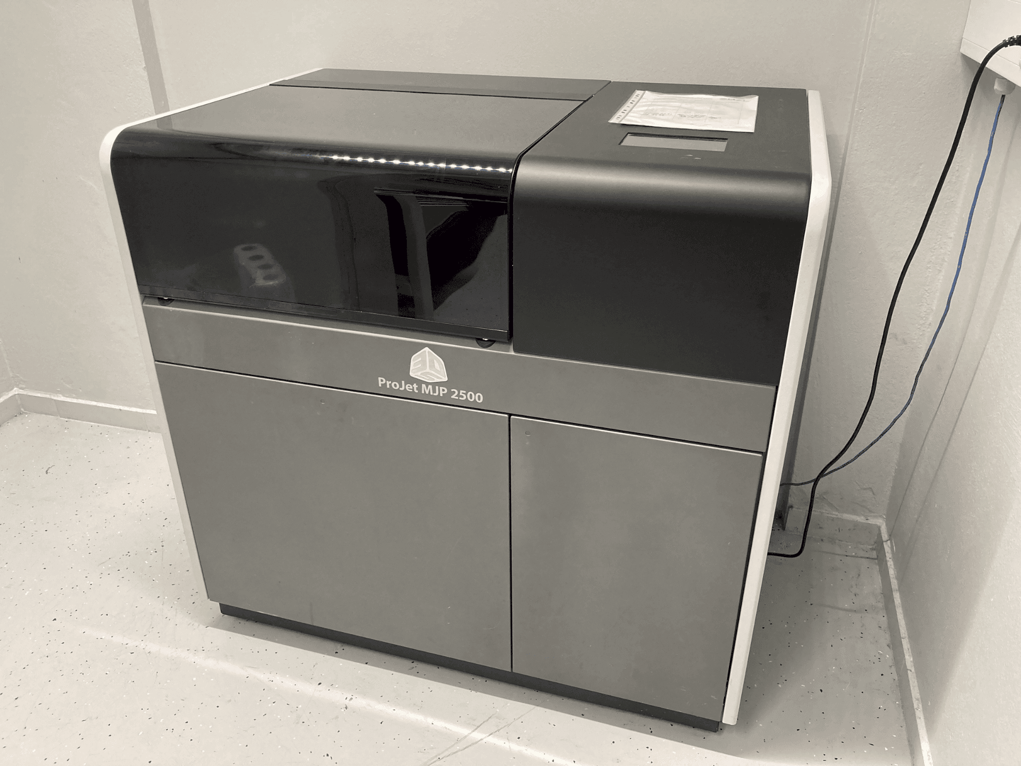 Vista frontale della macchina 3DSYSTEMS Projet 2500 Plus