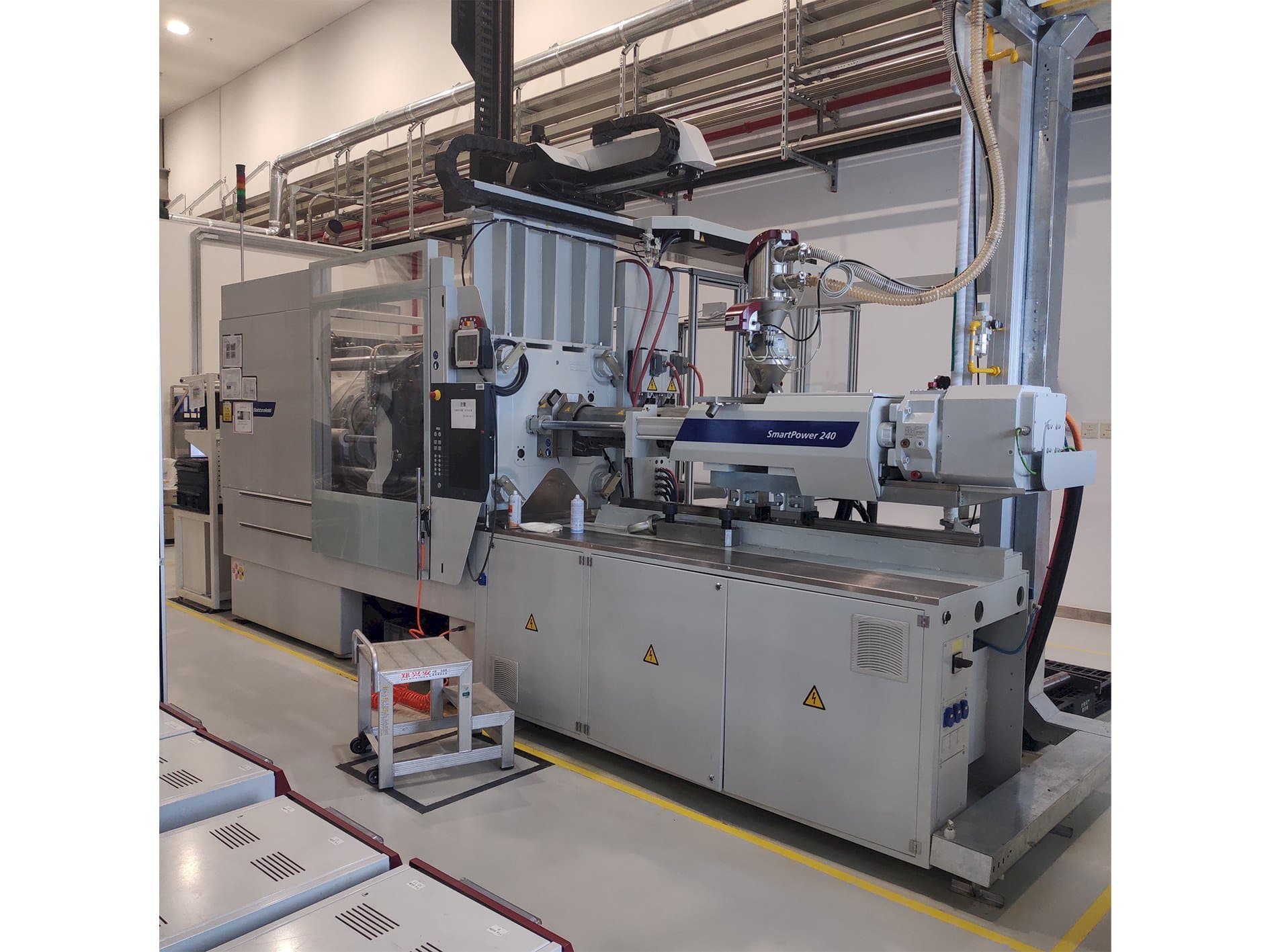 Vista frontale della macchina Battenfeld SmartPower 240-1000