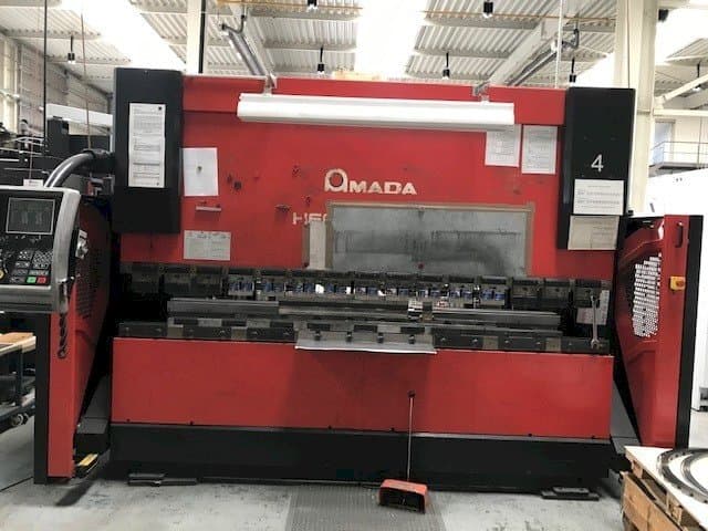 Vista frontale della macchina AMADA HFE 100-3