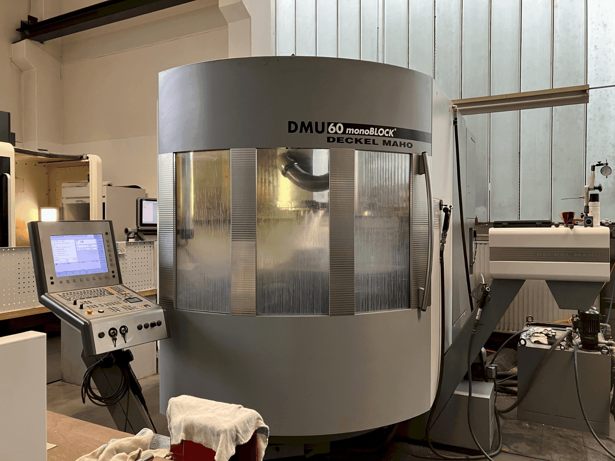 Vista frontale della macchina DMG DMU 60 monoBlock