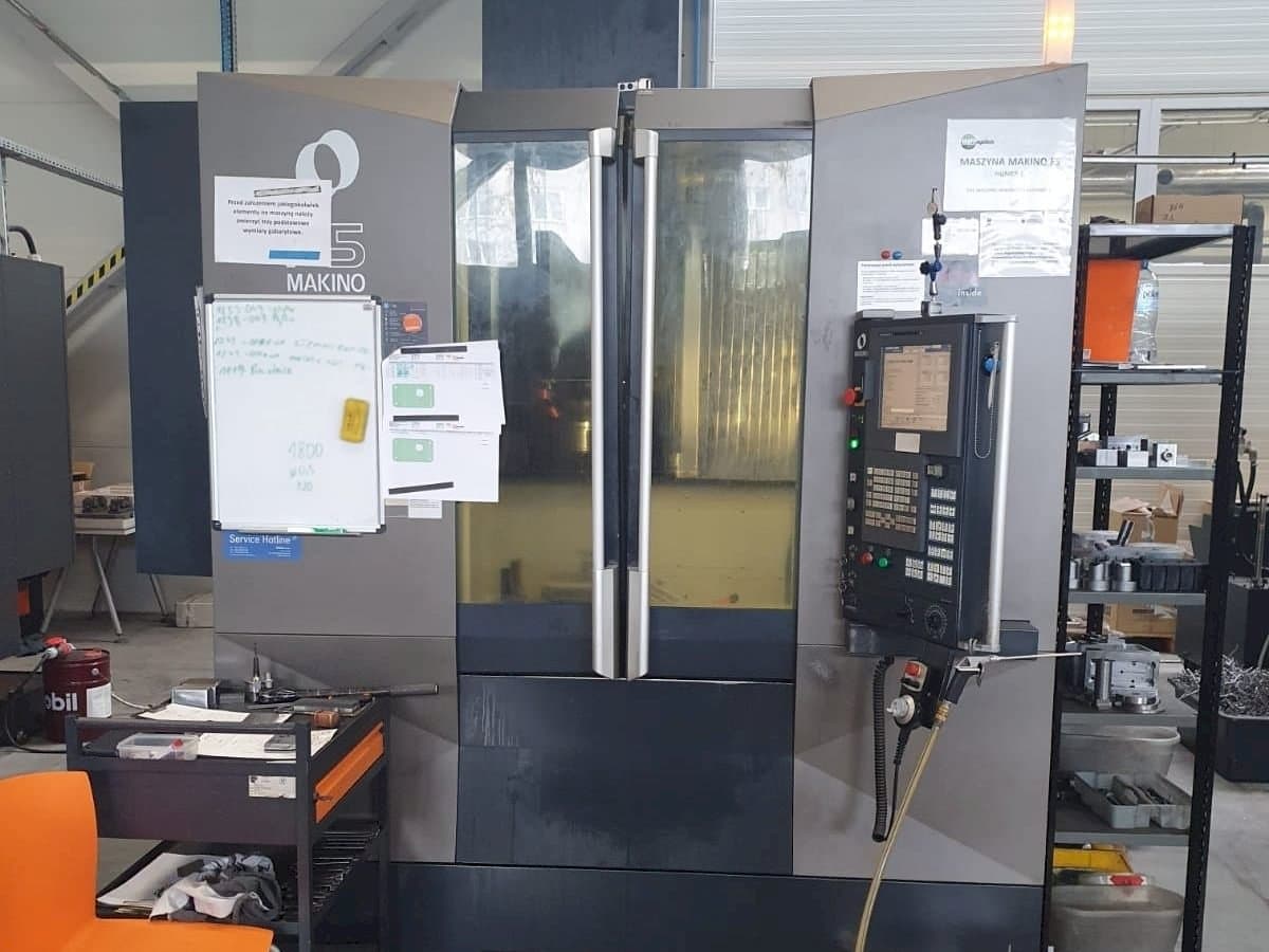 Vista frontale della macchina Makino F5