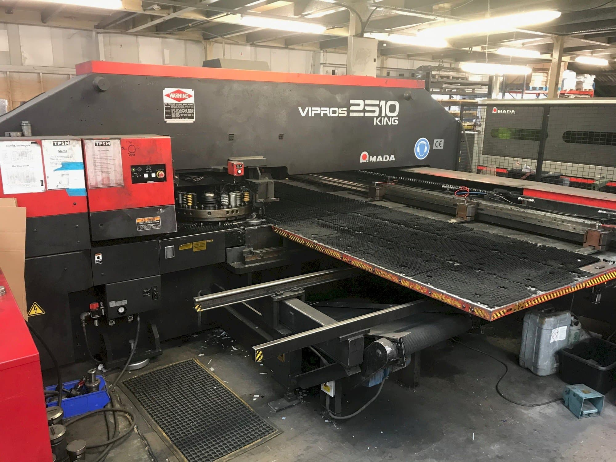 Vista frontale della macchina AMADA VIPROS 2510 KING