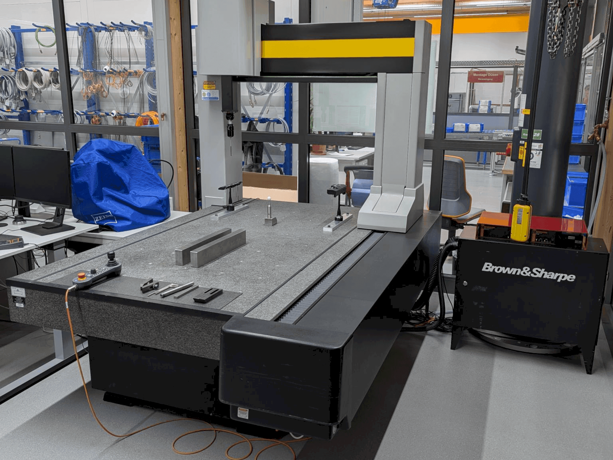 Vista frontale della macchina BROWN & SHARPE Chameleon