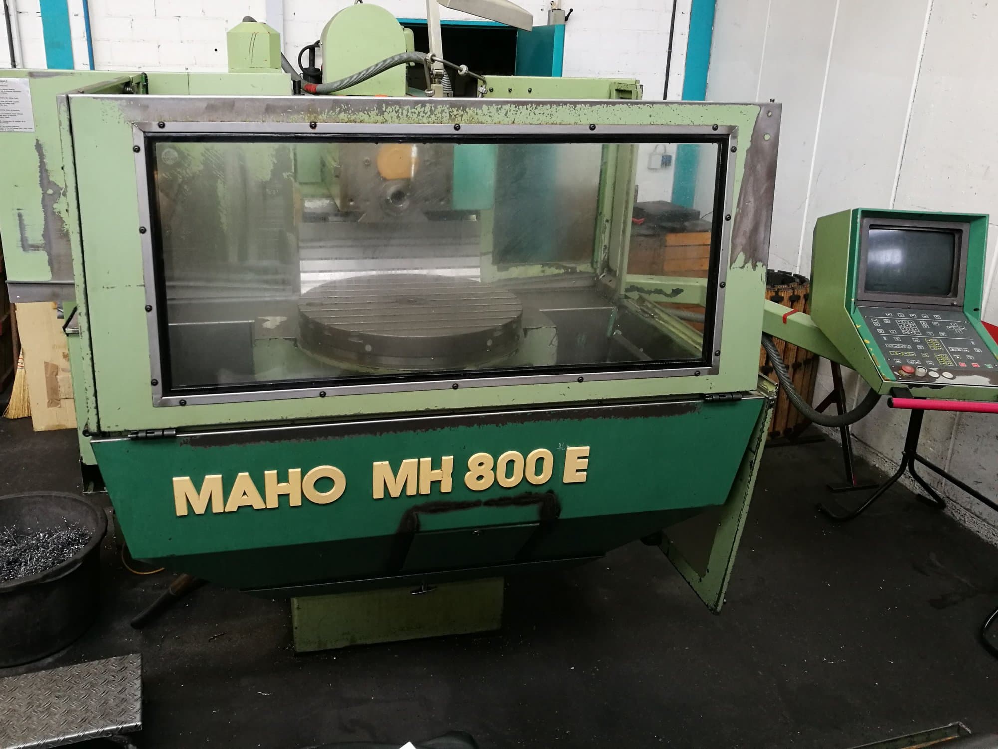 Vista frontale della macchina Maho MH 800 E