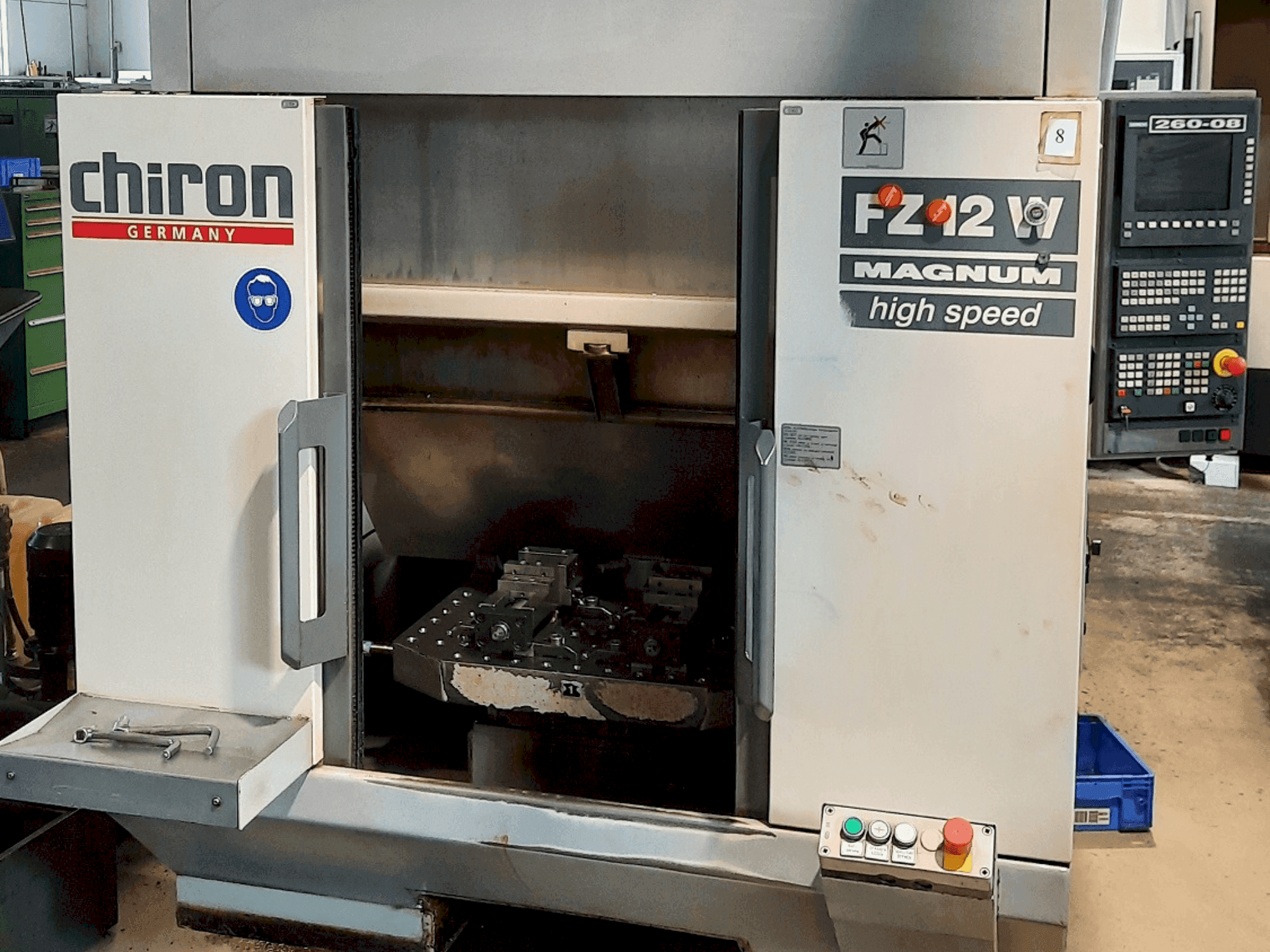 Vista frontale della macchina CHIRON FZ 12 W