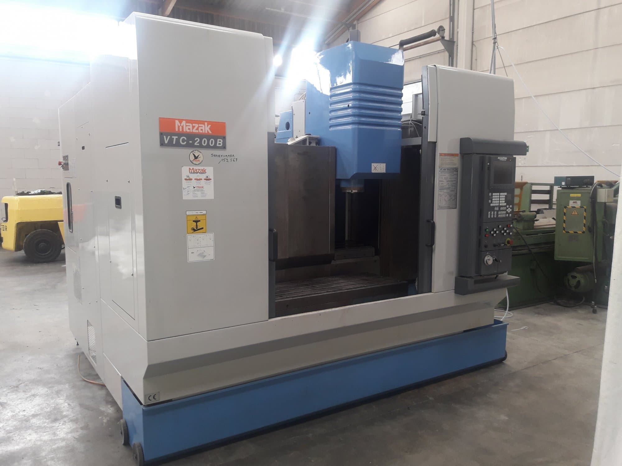 Vista frontale della macchina Mazak VTC-200B