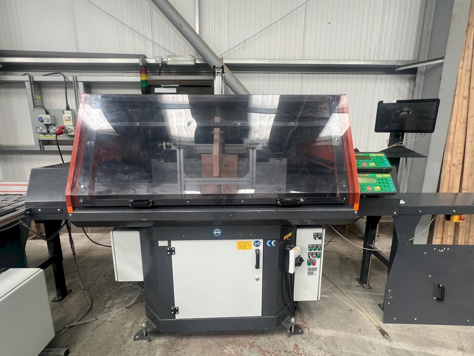 Vista frontale della macchina TIGER UKA 600 Cross cut installation
