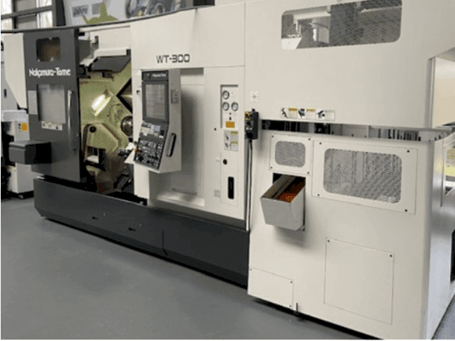 Vista frontale della macchina NAKAMURA WT-300/GR 210